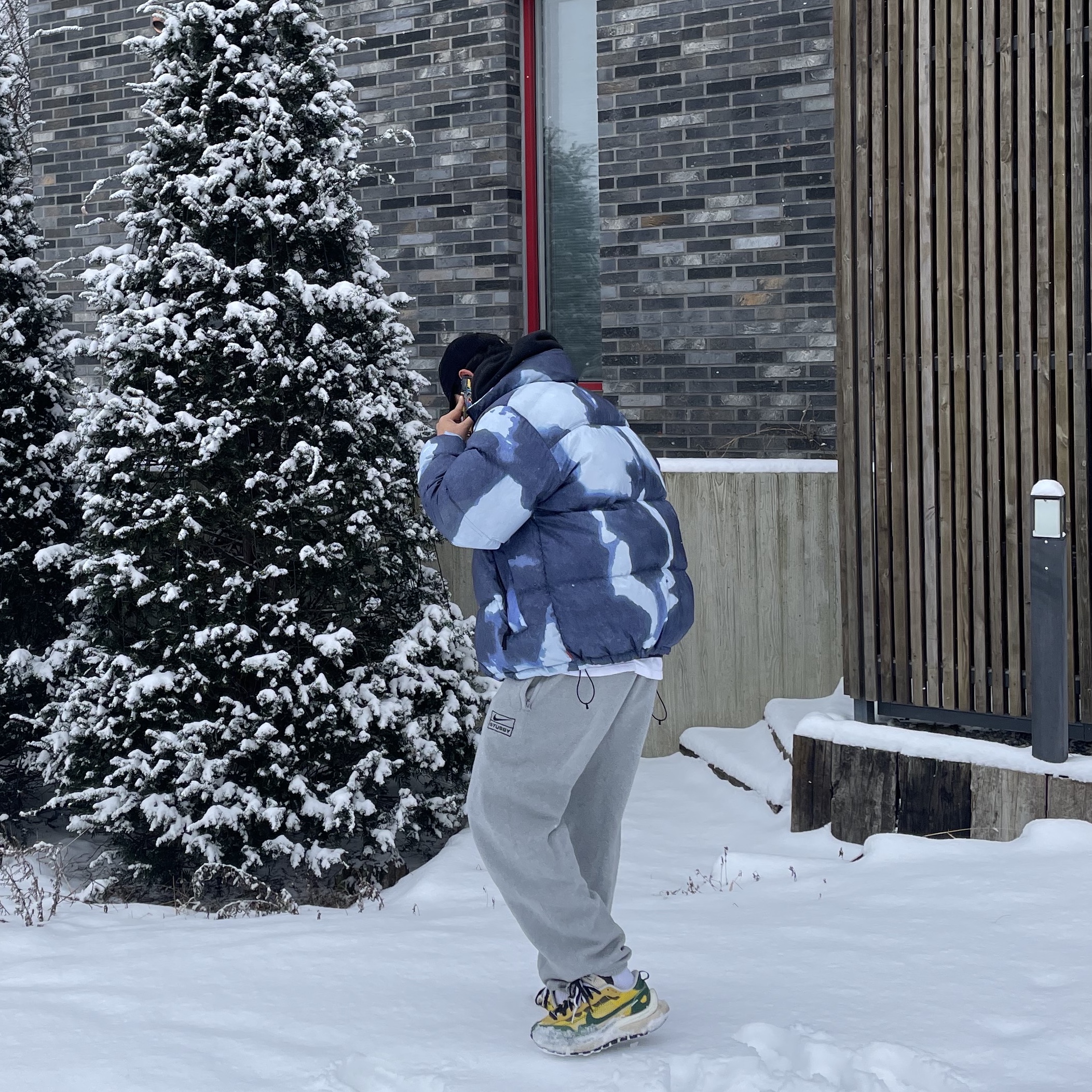 Nike x Sacai VaporWaffle Tour Yellow & Gorge Green Sail, Nike x Stussy NRG RA Fleece Pants Dark Grey Heather (DJ9490-063) 착용 스타일