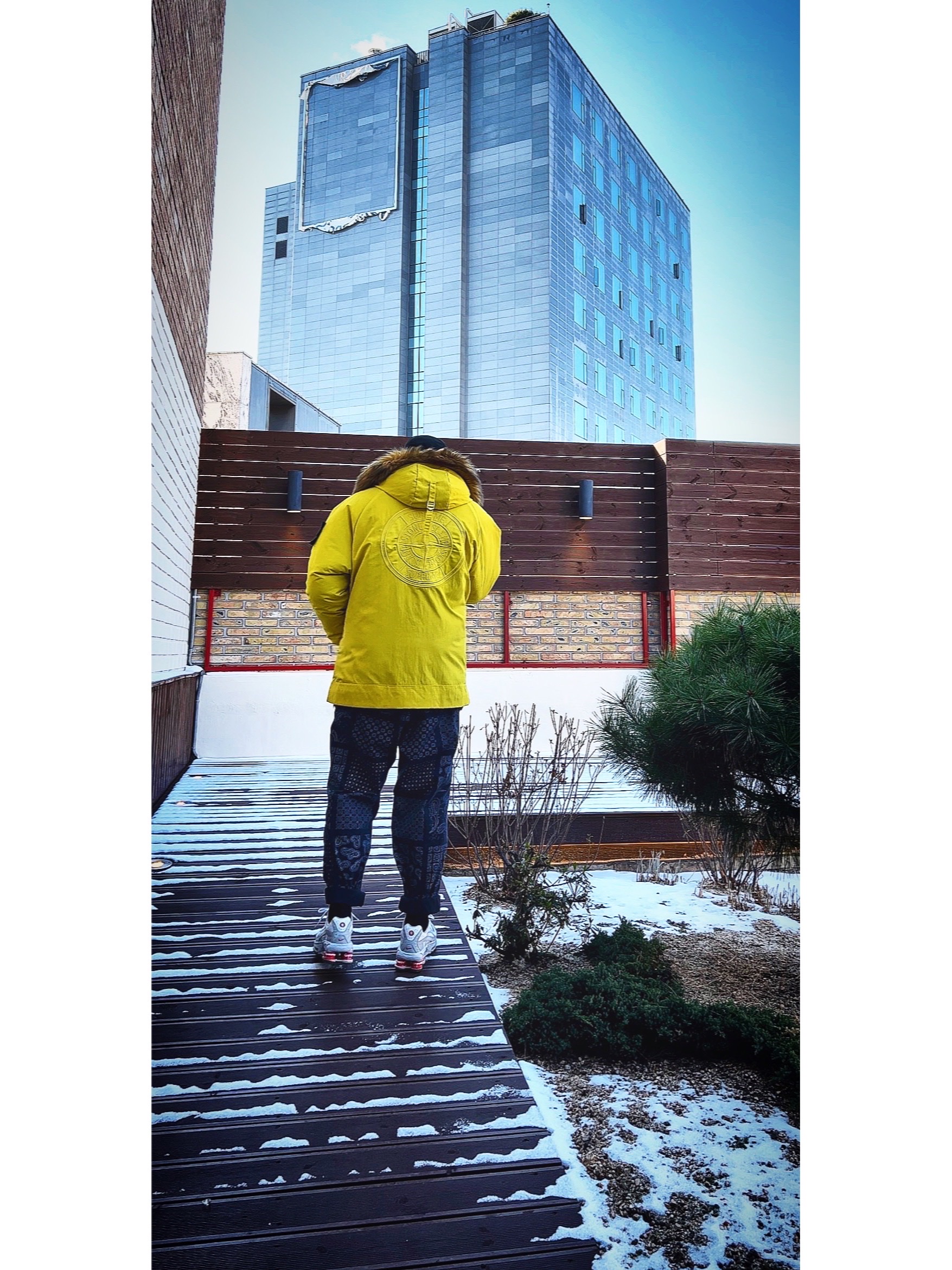 Supreme x Stone Island Formula Steel Reversible Faux Fur Parka Yellow - 22SS, Supreme Chicago Box Logo T-Shirt White - 22FW 착용 스타일 - 4