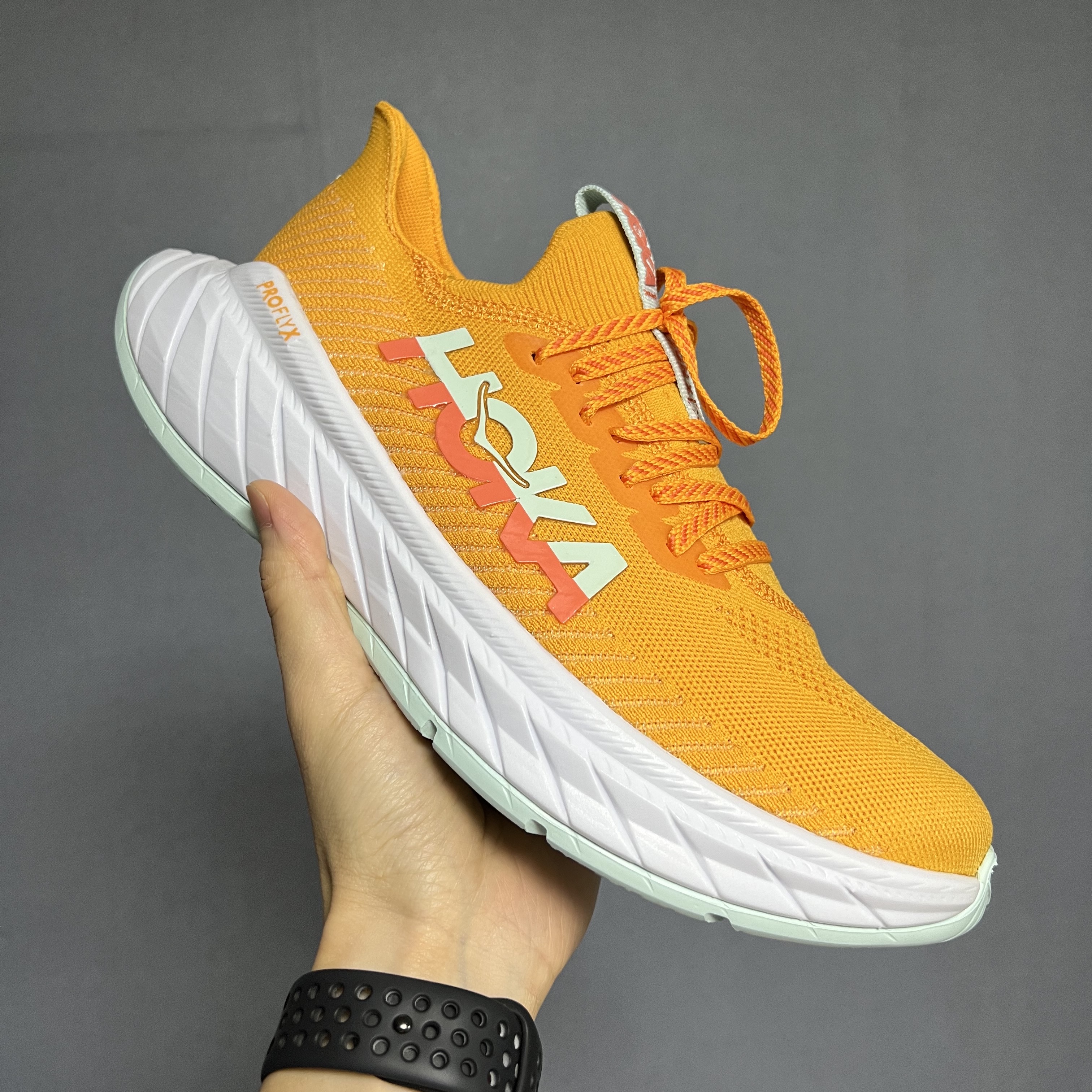 Hoka Carbon X 3 Radiant Yellow 착용 스타일 - 1