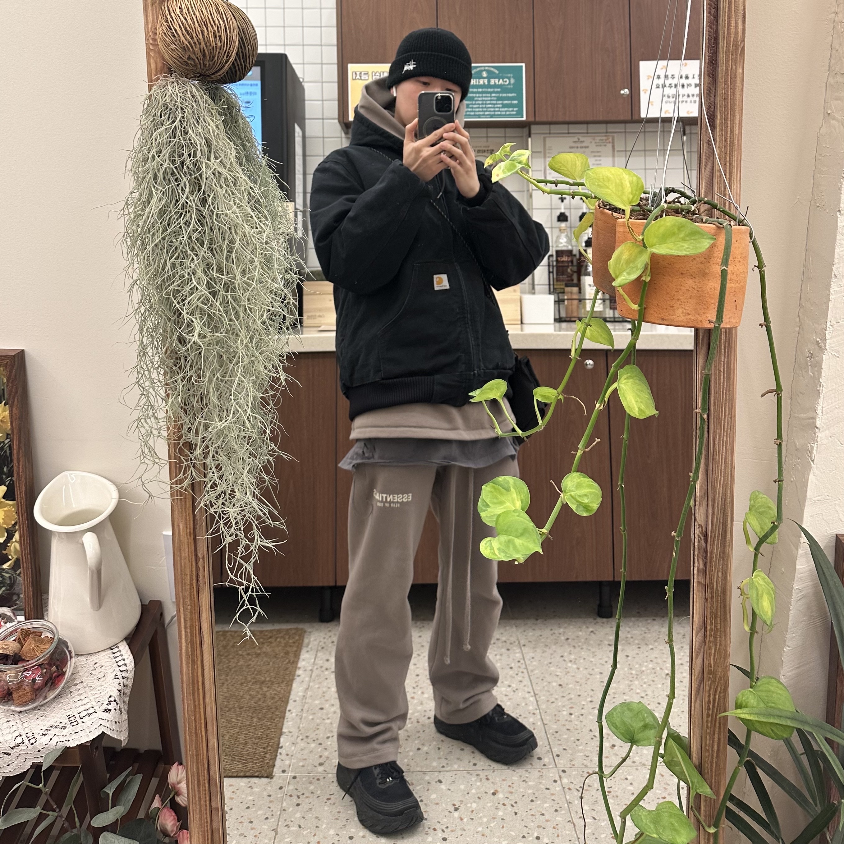Hoka Bondi 6 Black - Wide, Essentials Relaxed Sweatpants Desert Taupe - 22SS 착용 스타일