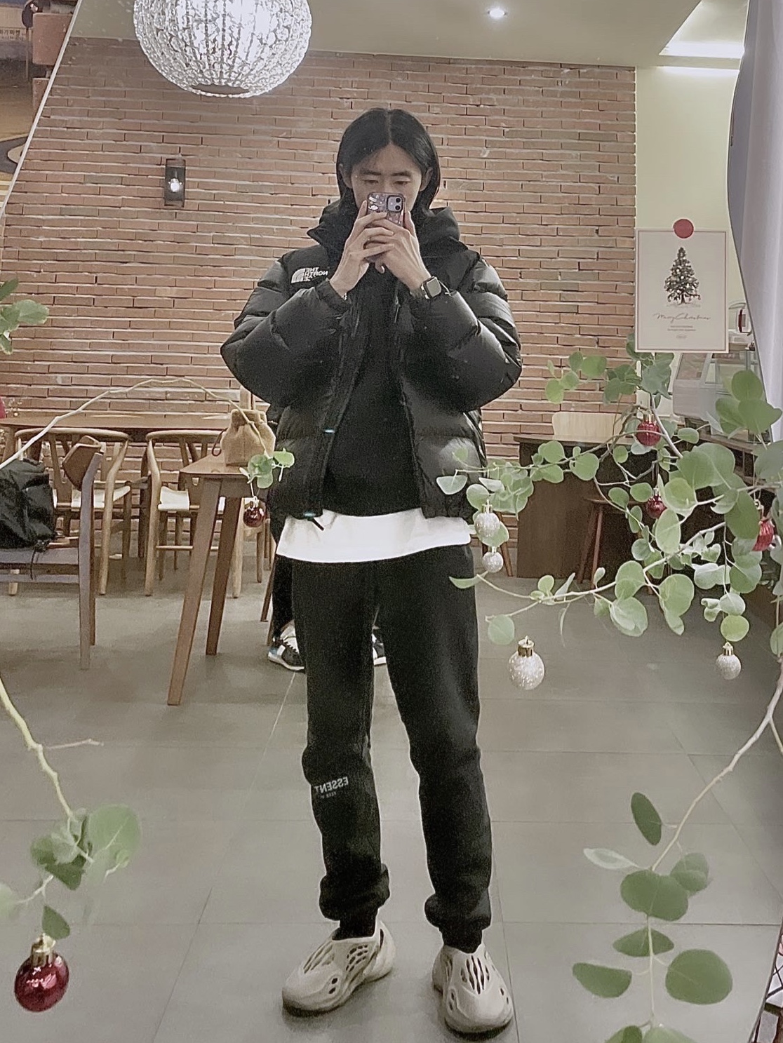 Adidas Yeezy Foam RNNR Stone Sage, Essentials The Core Collection Sweatpants Black 착용 스타일