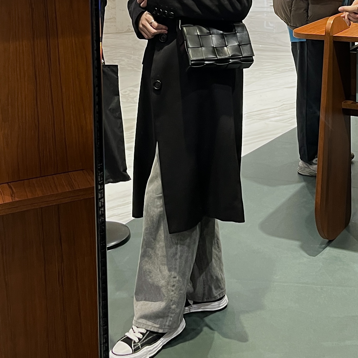 Maison Mihara Yasuhiro Peterson OG Sole Canvas Low Sneakers Black, Bottega Veneta Lambskin Leather Cassette Black 착용 스타일