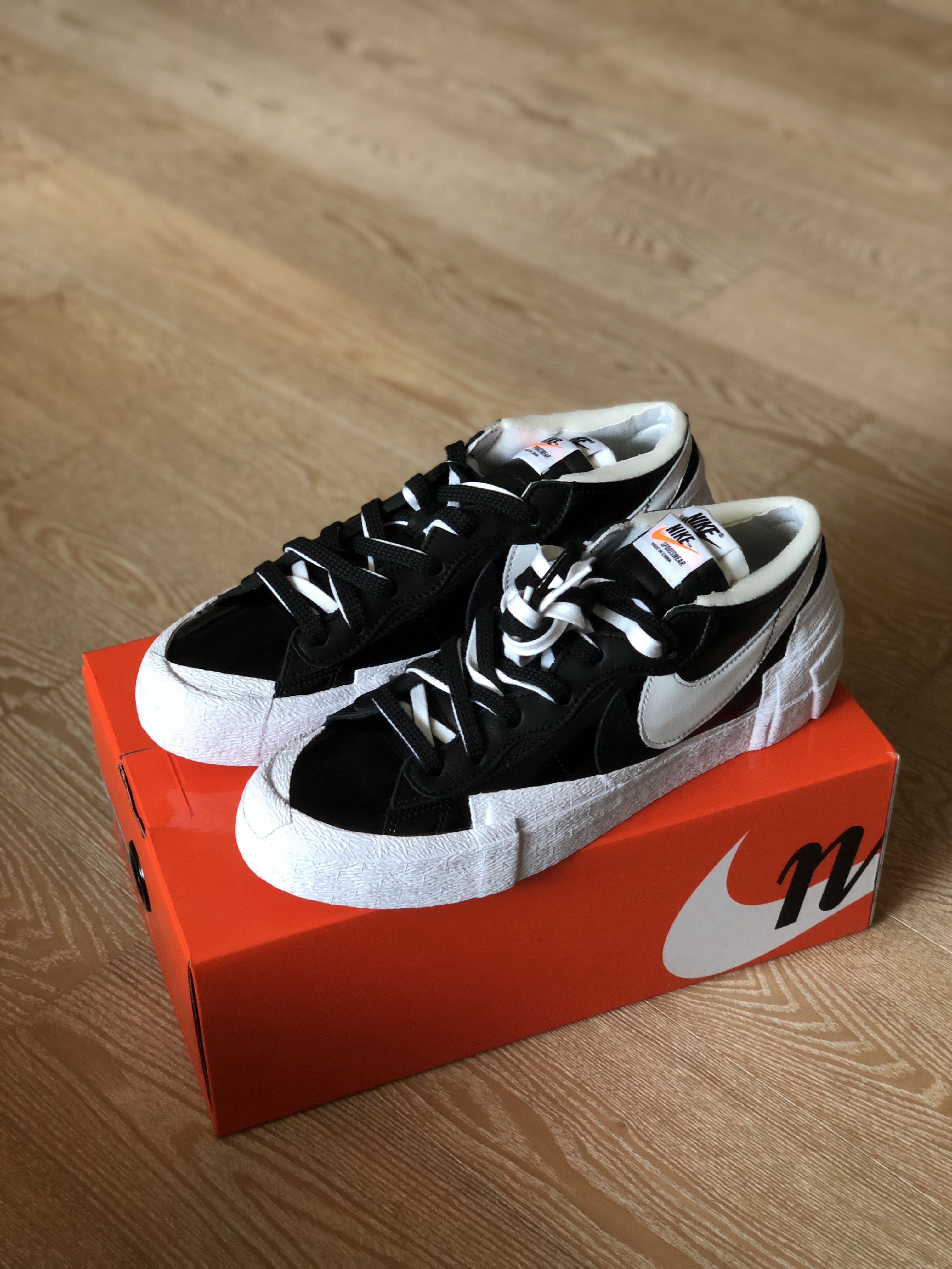Nike x Sacai Blazer Low Black Patent Leather 착용 스타일 - 1