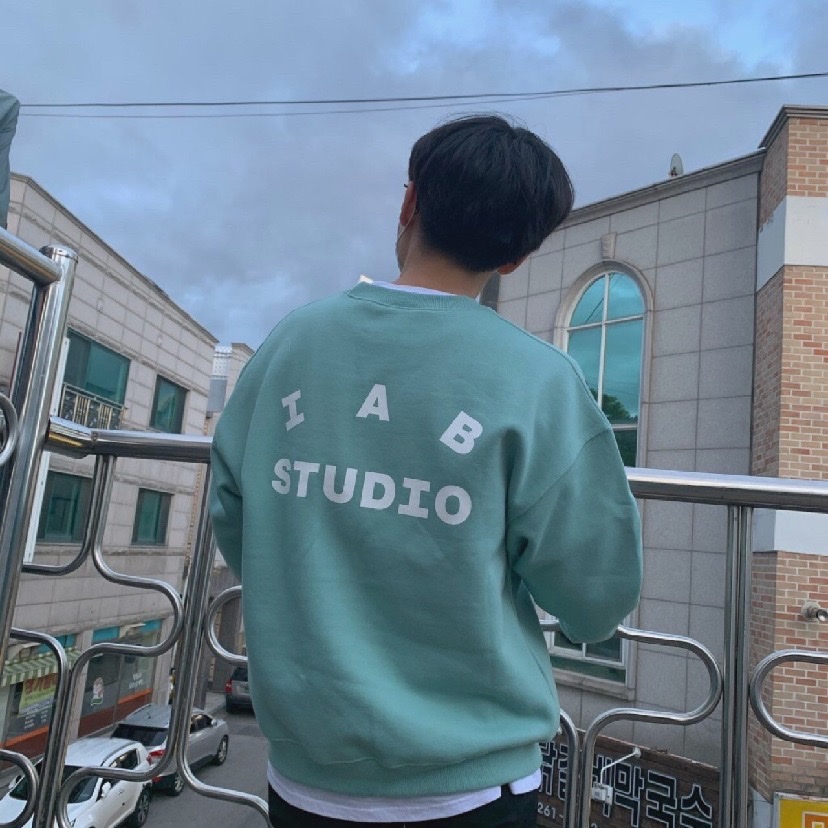 IAB Studio Crewneck Ash Green 착용 스타일