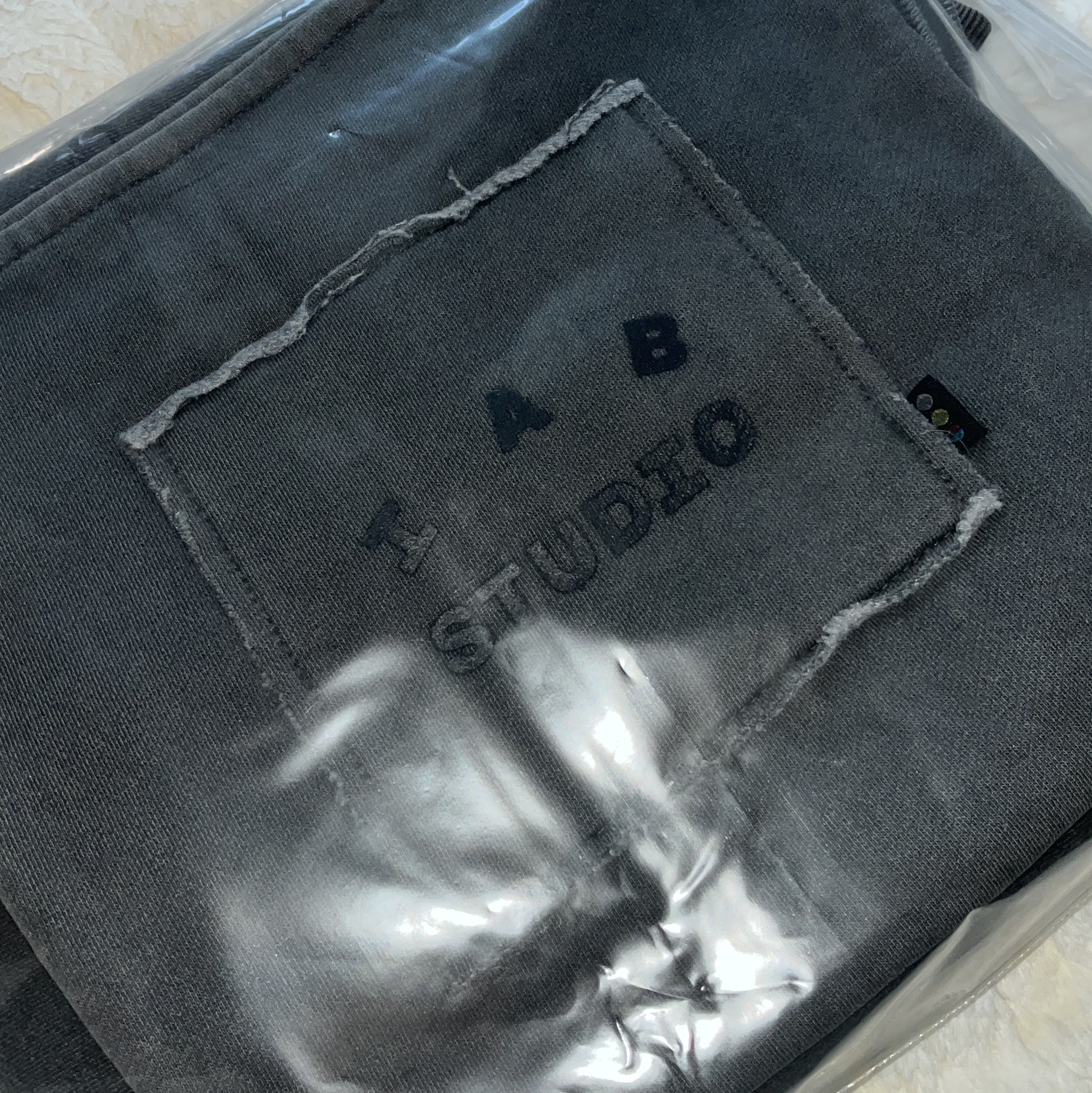 IAB Studio Pigment Sweatshirt & Mini Bag Black 착용 스타일