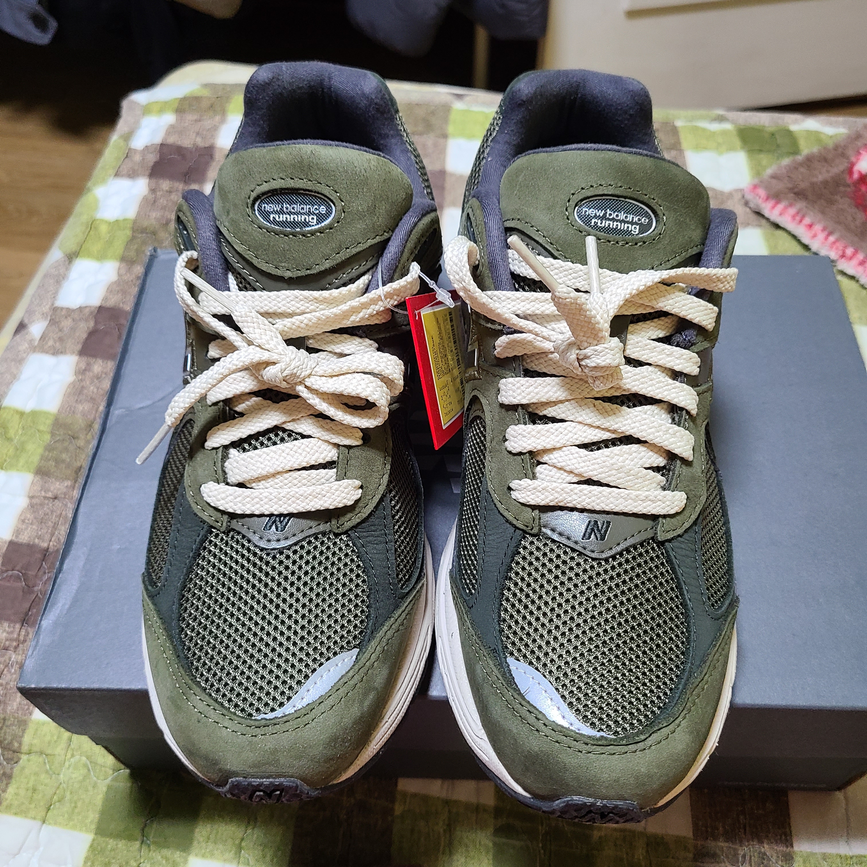 New Balance 2002R Grape Leaf 착용 스타일 - 4