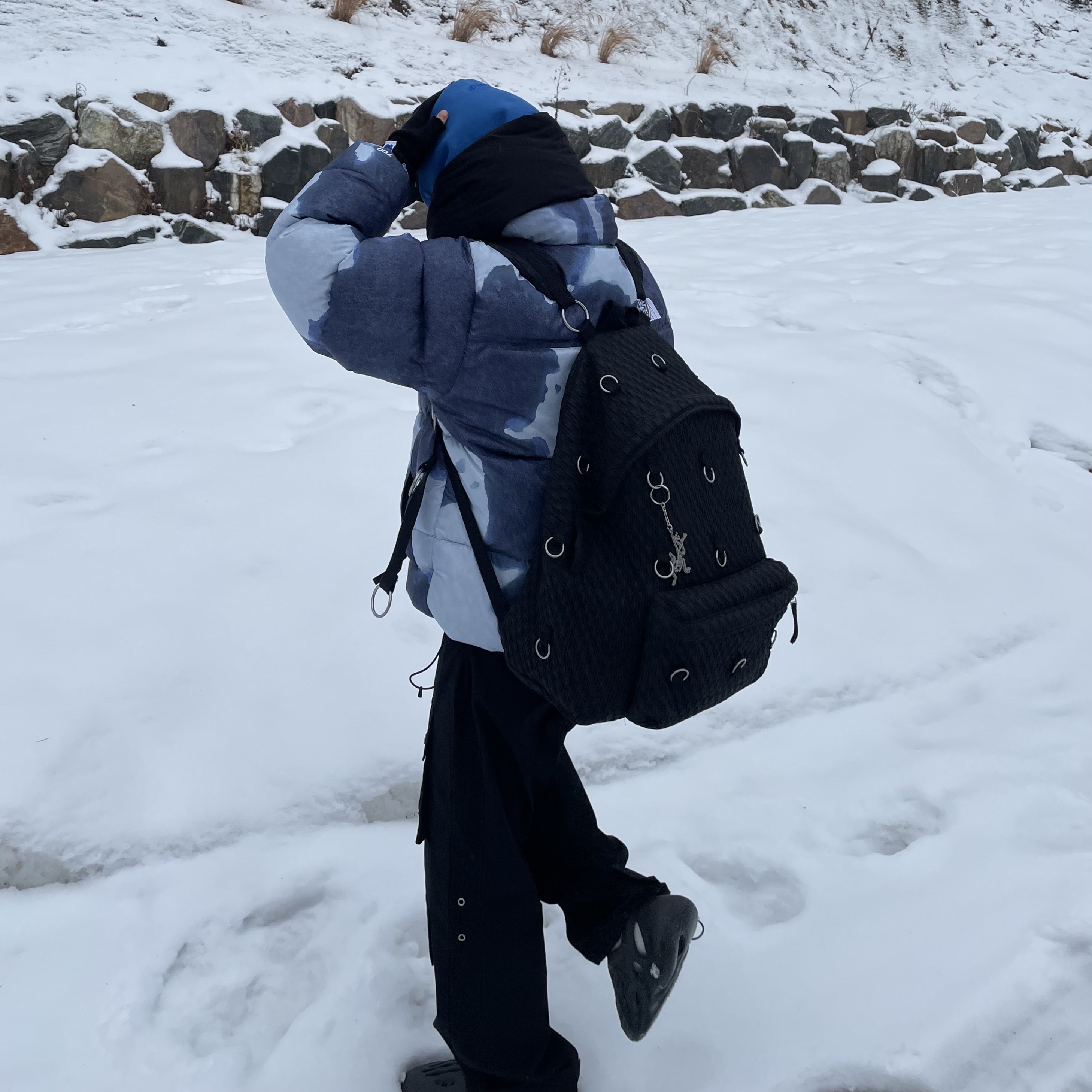 Supreme x The North Face Bleached Denim Print Nuptse Jacket Indigo - 21FW, Adidas Yeezy Foam RNNR Onyx 착용 스타일 - 2
