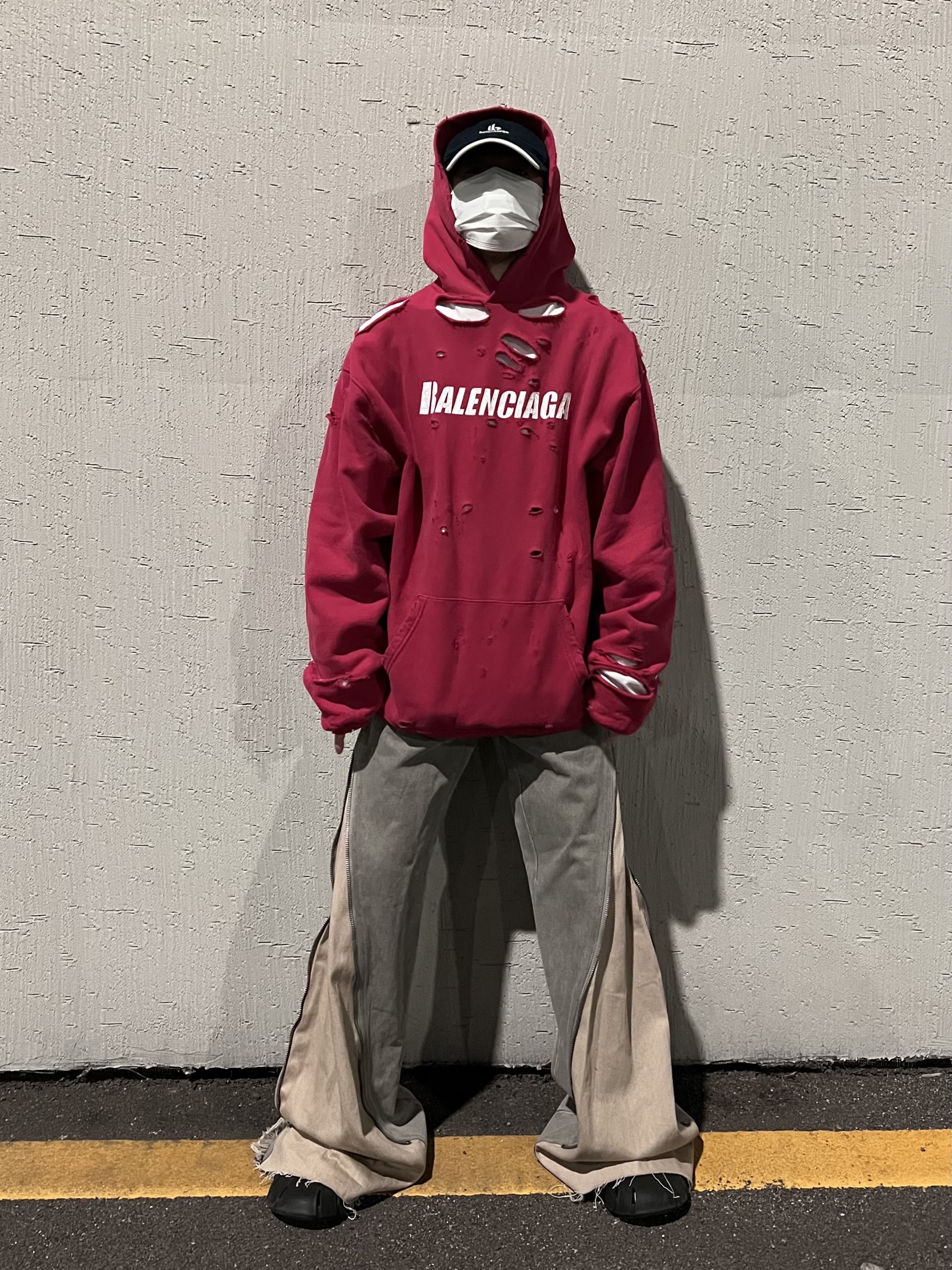 Balenciaga Destroyed Hoodie Black White, Balenciaga Rubber Mold Closed Black 착용 스타일 - 2