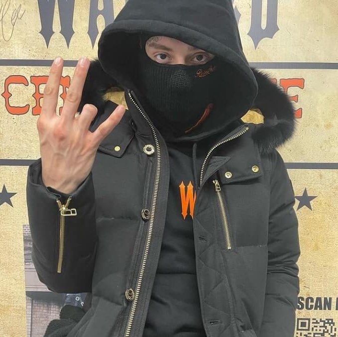 Moose Knuckles Gold Stirling Parka Black Fox Fur Black 착용 스타일