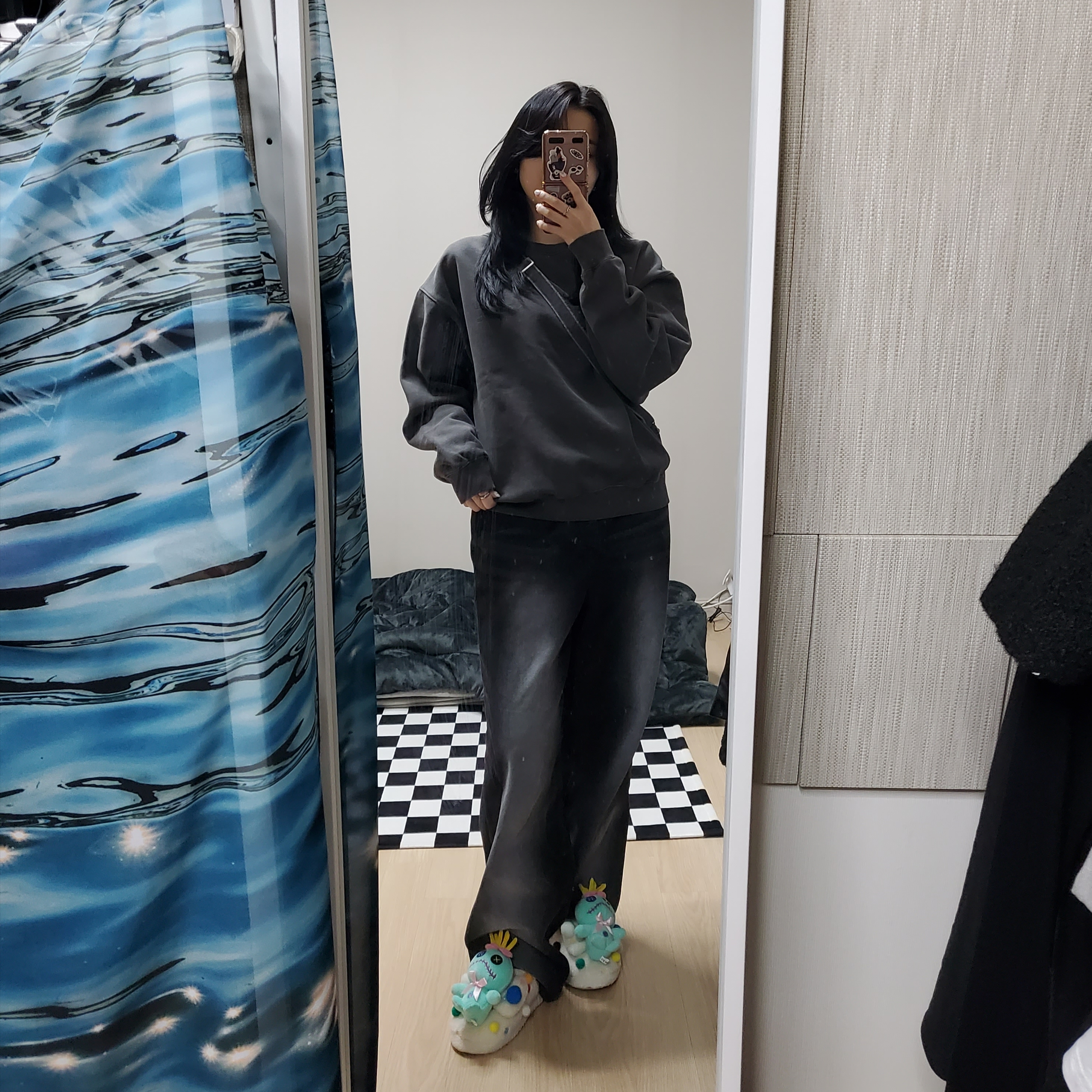 IAB Studio Pigment Sweatshirt & Mini Bag Black 착용 스타일 - 1