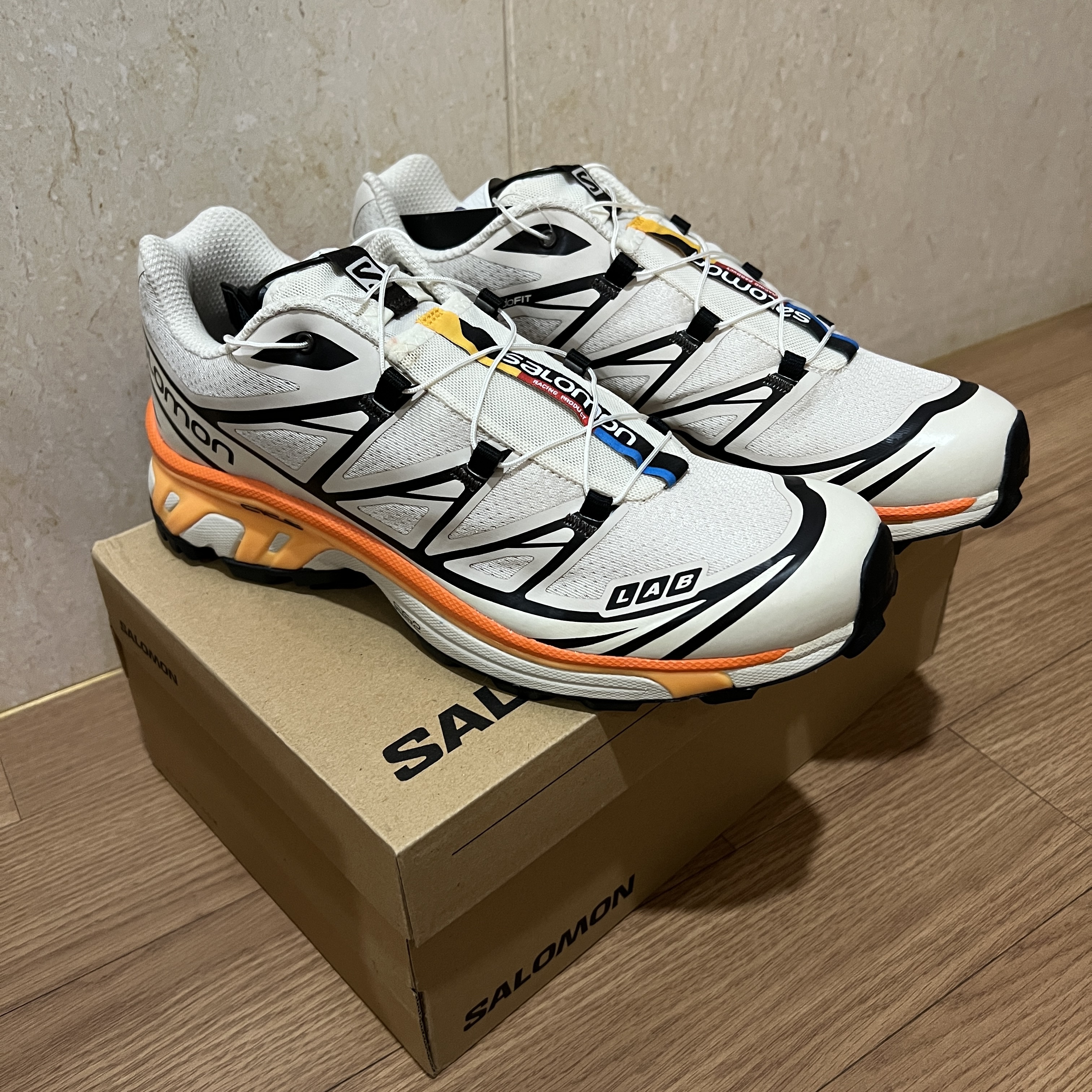 Salomon XT-6 Rainy Day Vibrant Orange 착용 스타일 - 3