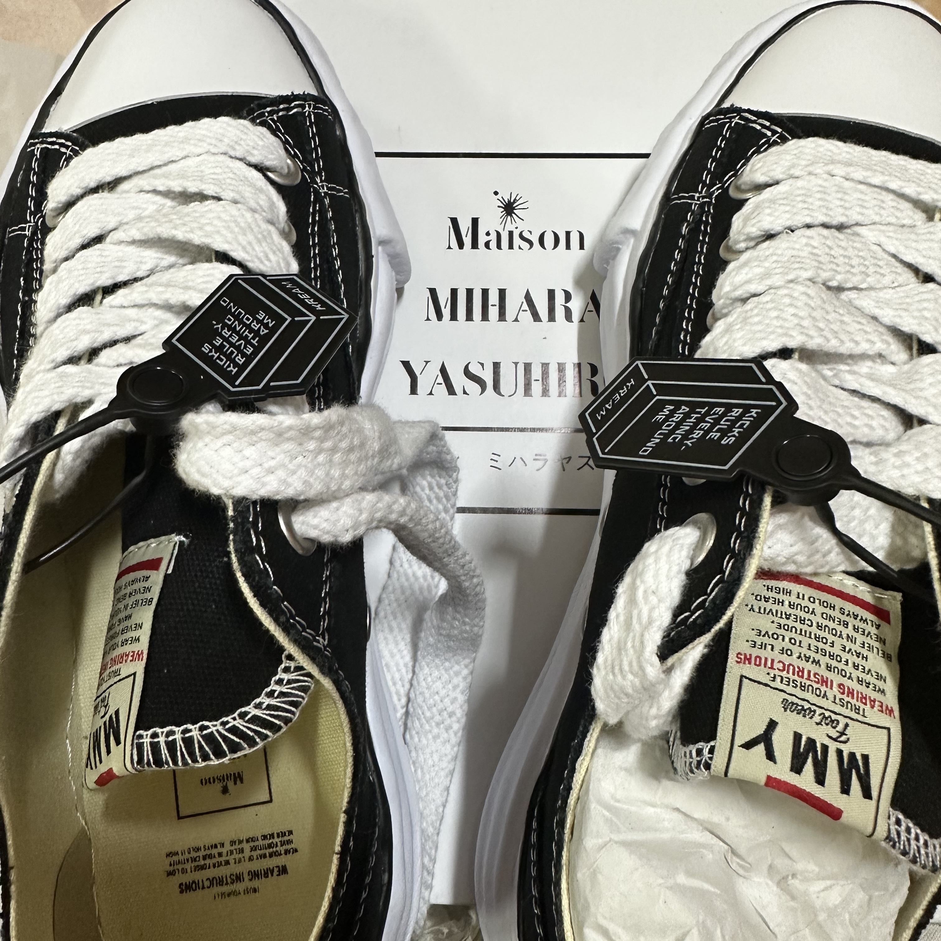 Maison Mihara Yasuhiro Peterson OG Sole Canvas Low Sneakers Black 착용 스타일 - 2