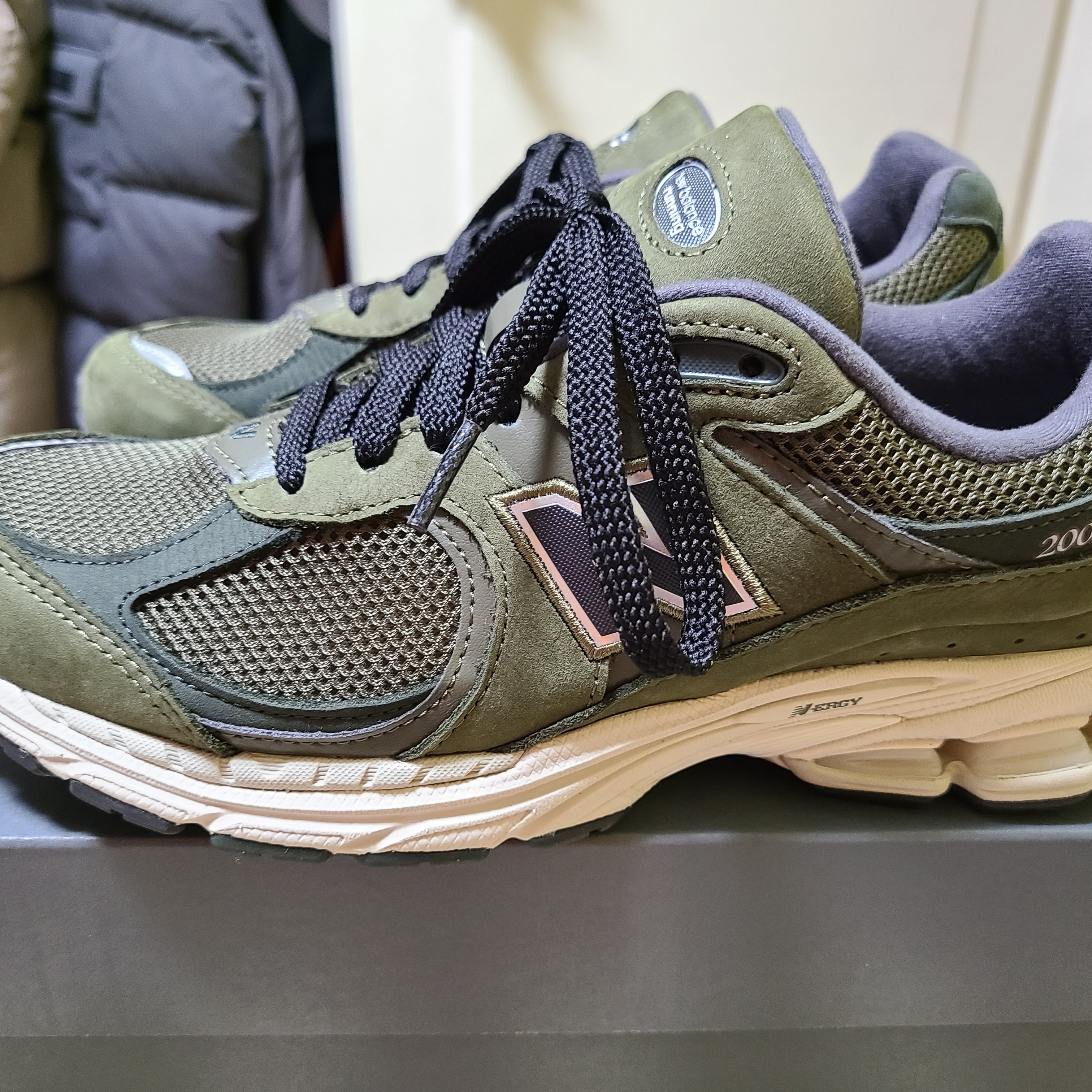 New Balance 2002R Grape Leaf 착용 스타일 - 1