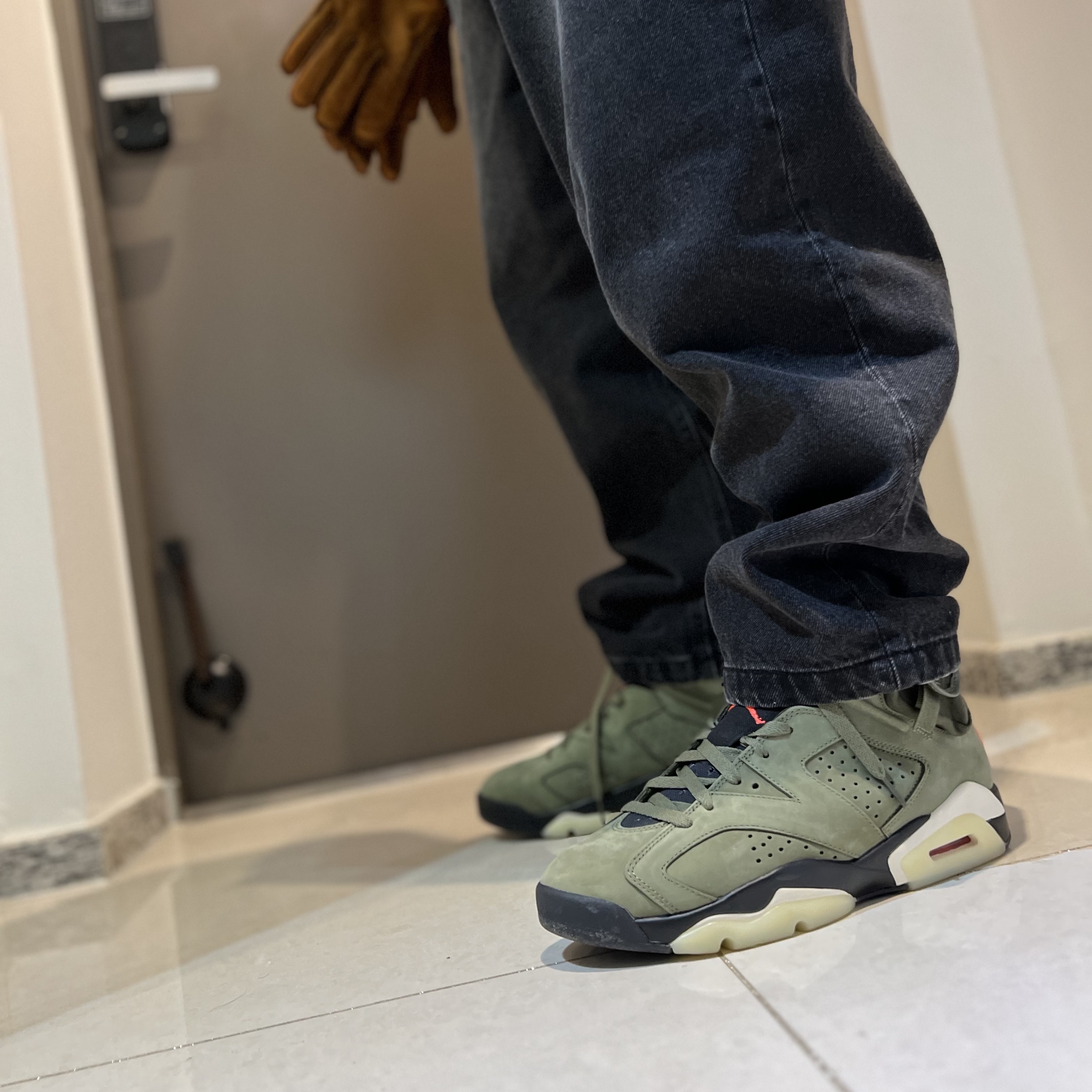 Jordan 6 x Travis Scott Retro Olive 착용 스타일 - 2