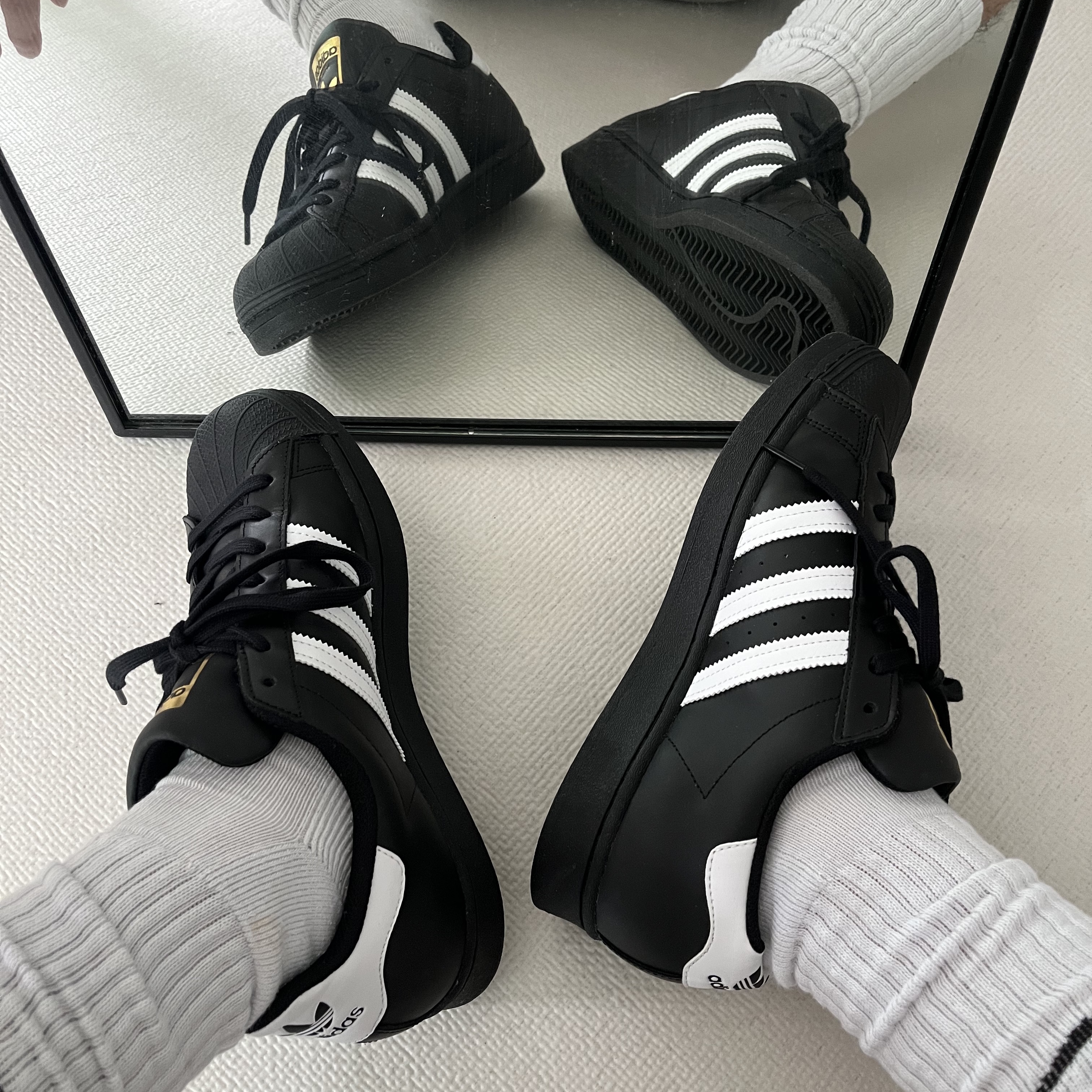 Adidas Superstar Core Black White 착용 스타일 - 1