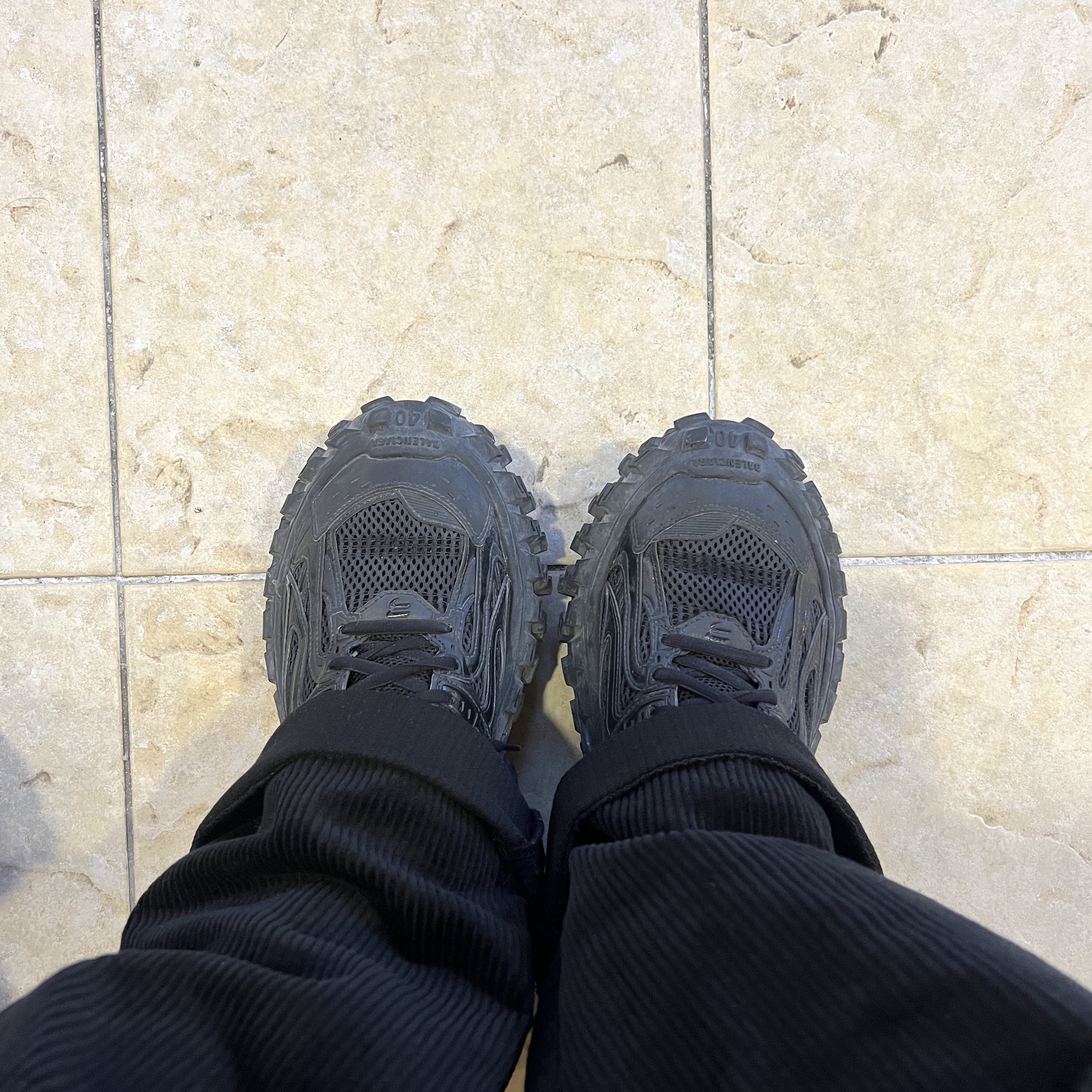 Balenciaga Defender Sneakers Black 착용 스타일 - 1