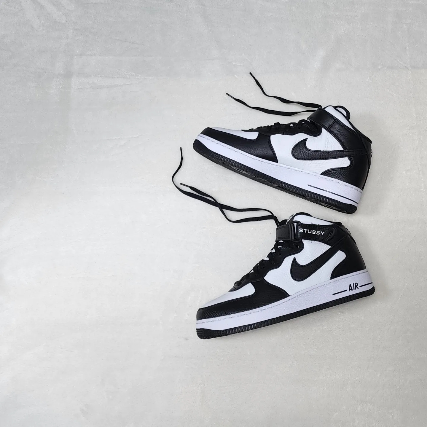Nike x Stussy Air Force 1 '07 Mid SP Black and Light Bone 착용 스타일 - 3