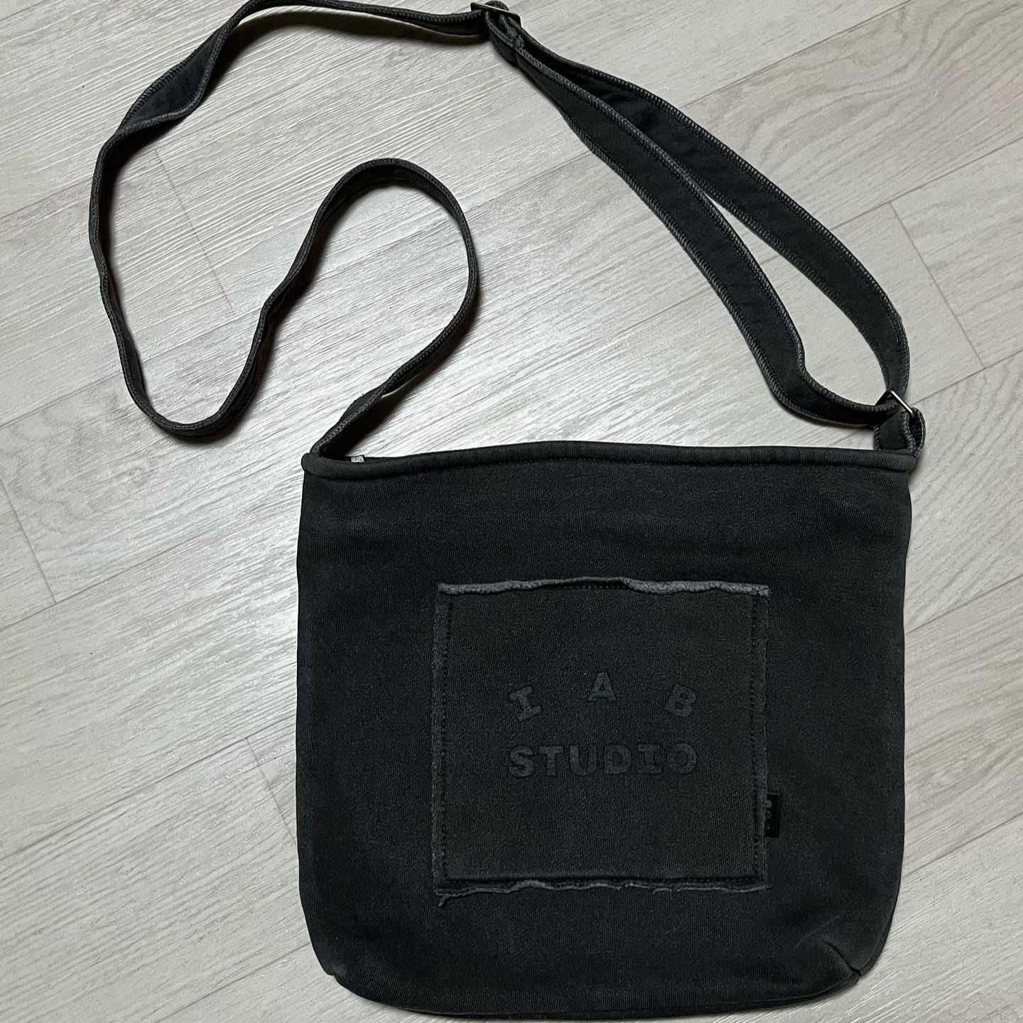 IAB Studio Pigment Sweatshirt & Mini Bag Black 착용 스타일 - 3