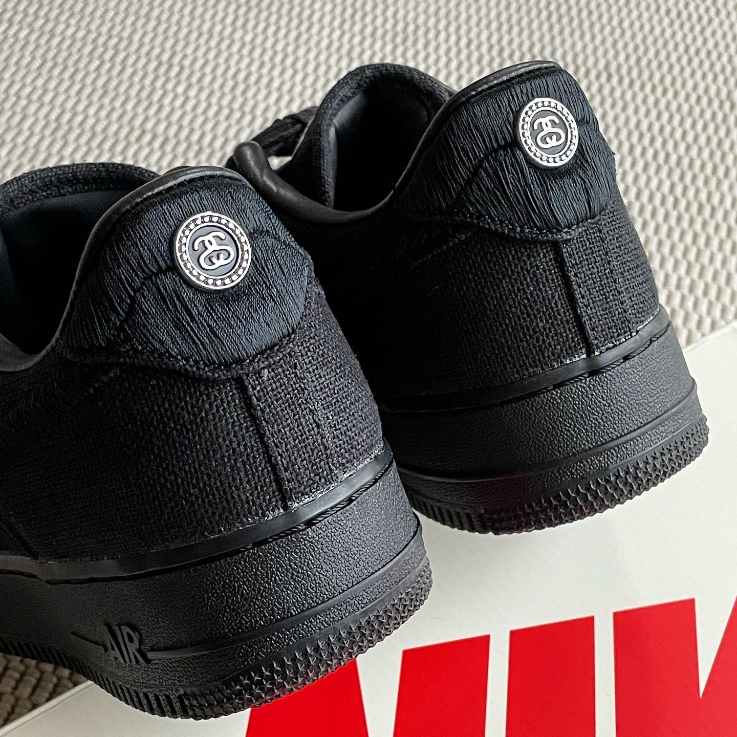 Nike x Stussy Air Force 1 Low Triple Black 착용 스타일 - 2