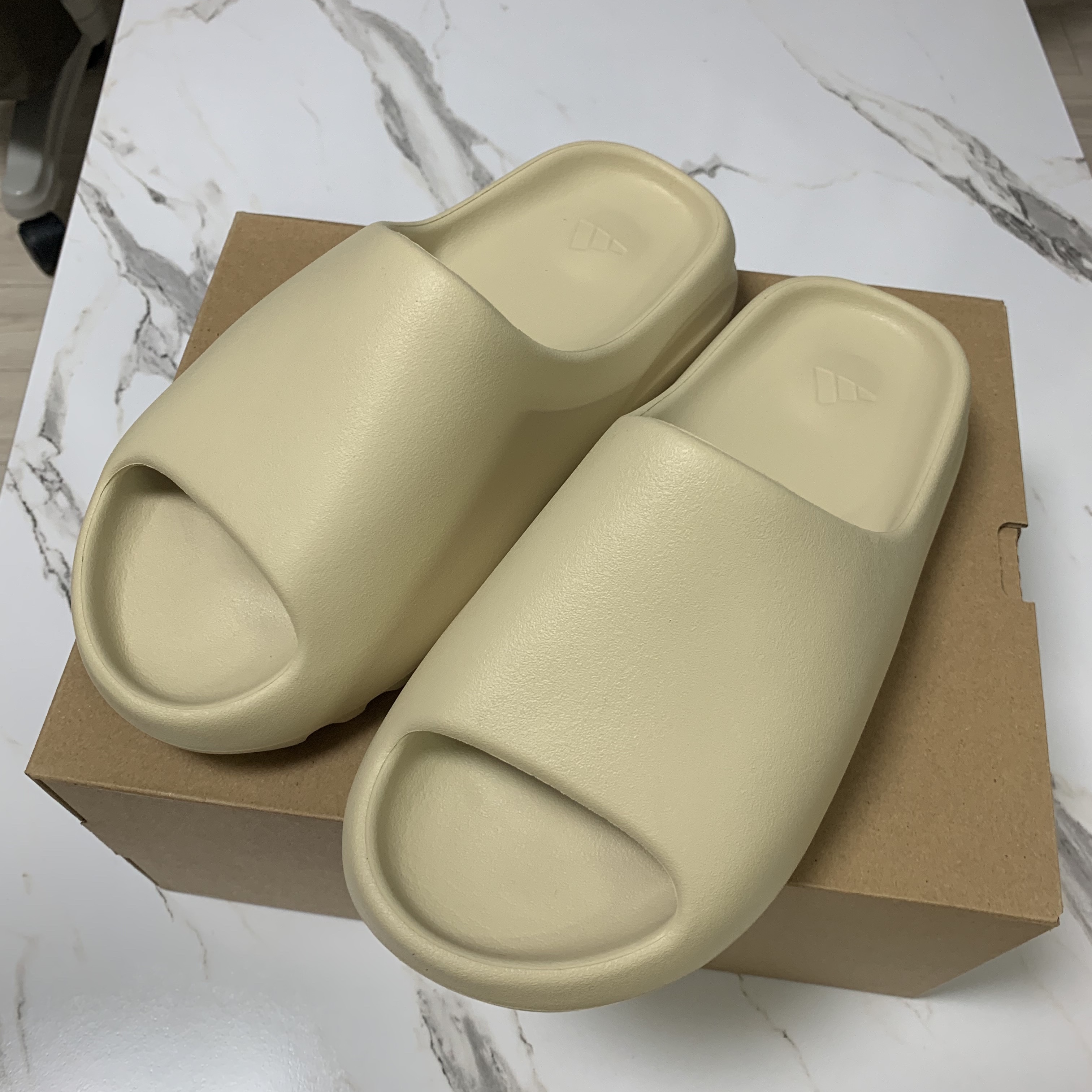 Adidas Yeezy Slide Bone 2022/2023 착용 스타일