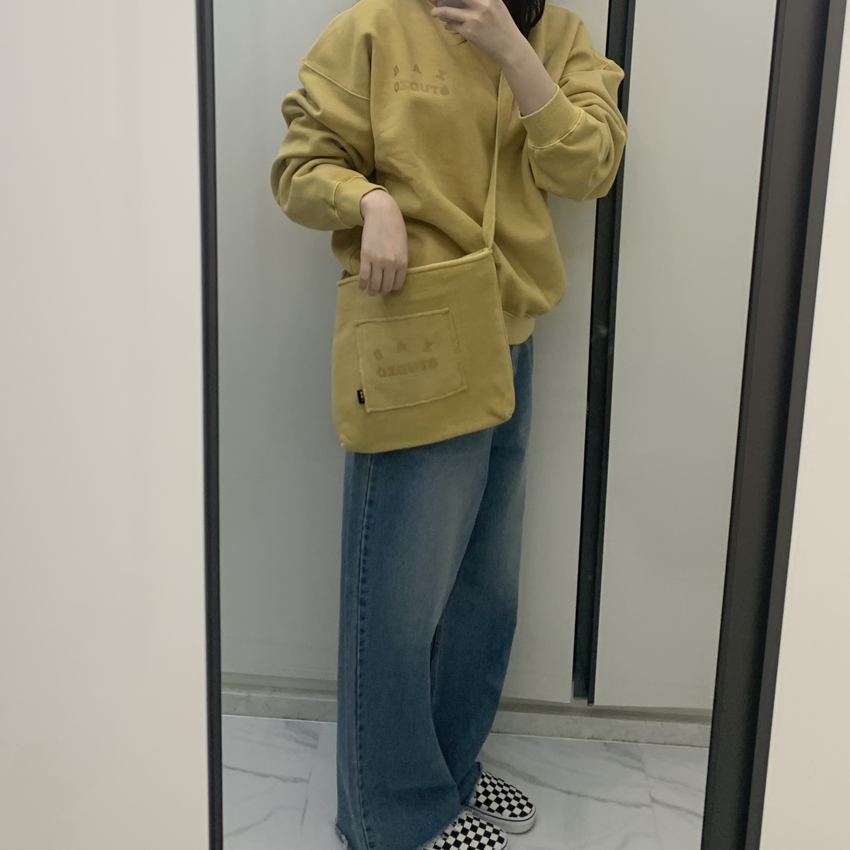 IAB Studio Pigment Sweatshirt & Mini Bag Mustard 착용 스타일 - 3