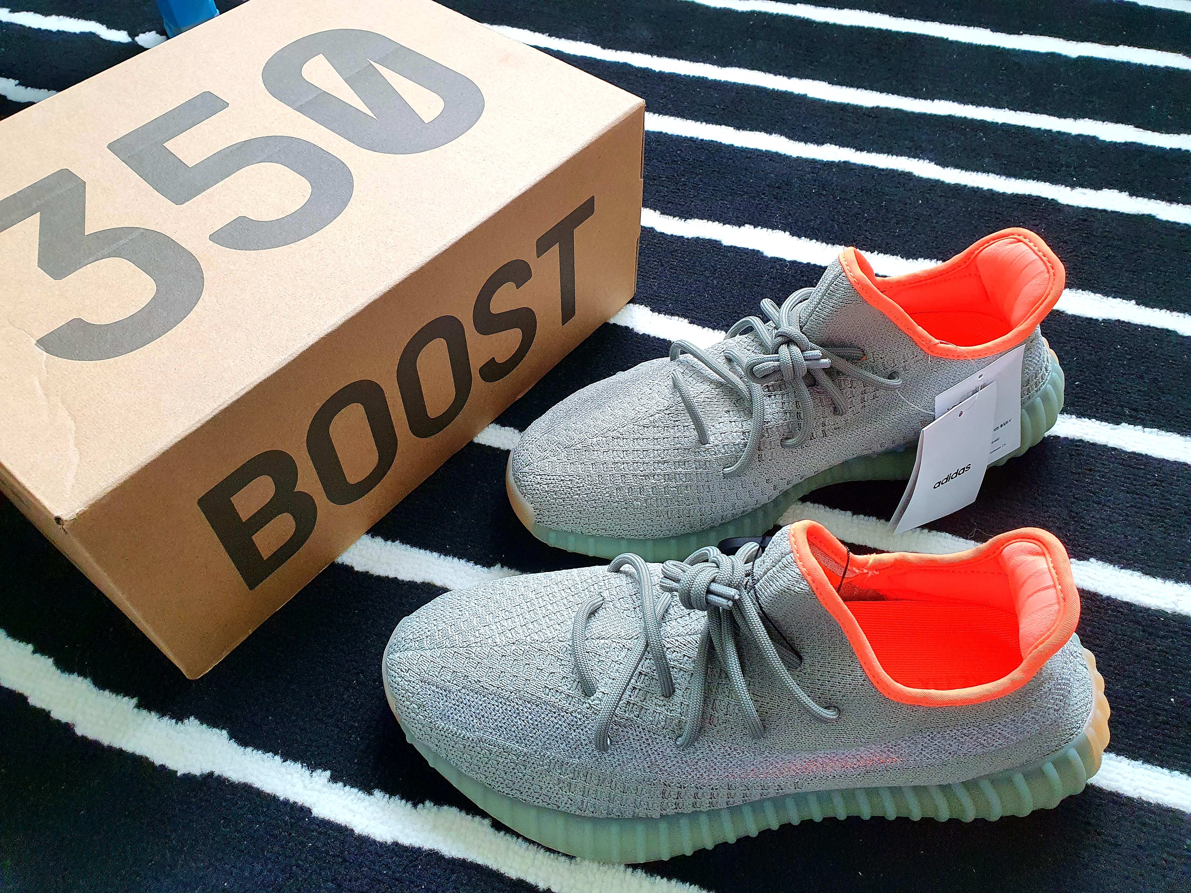Adidas Yeezy Boost 350 V2 Desert Sage 착용 스타일