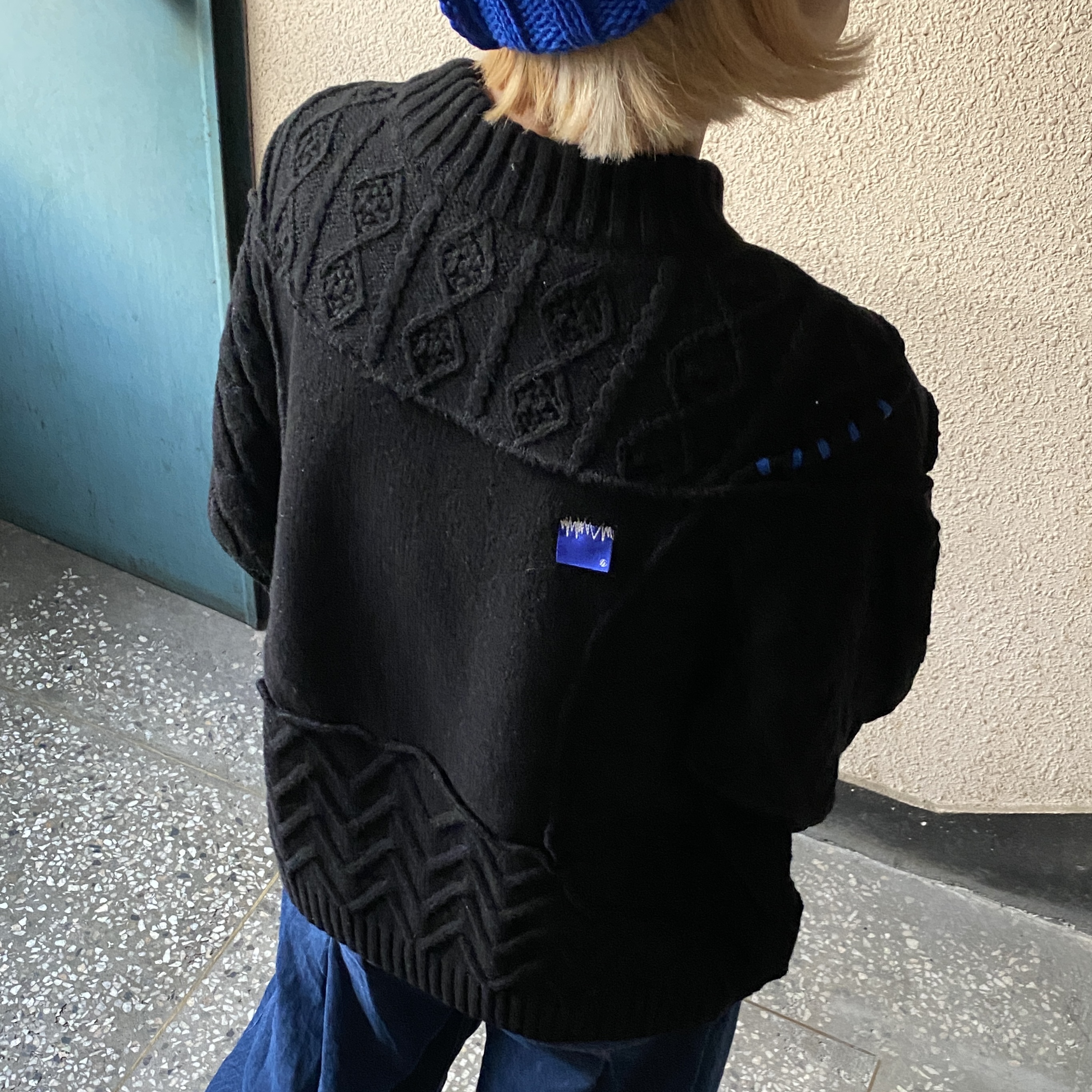 Zara x Ader Error Wide Leg Jeans Blue, Zara x Ader Error Patchwork Oversize Knit Sweater Black 착용 스타일 - 3