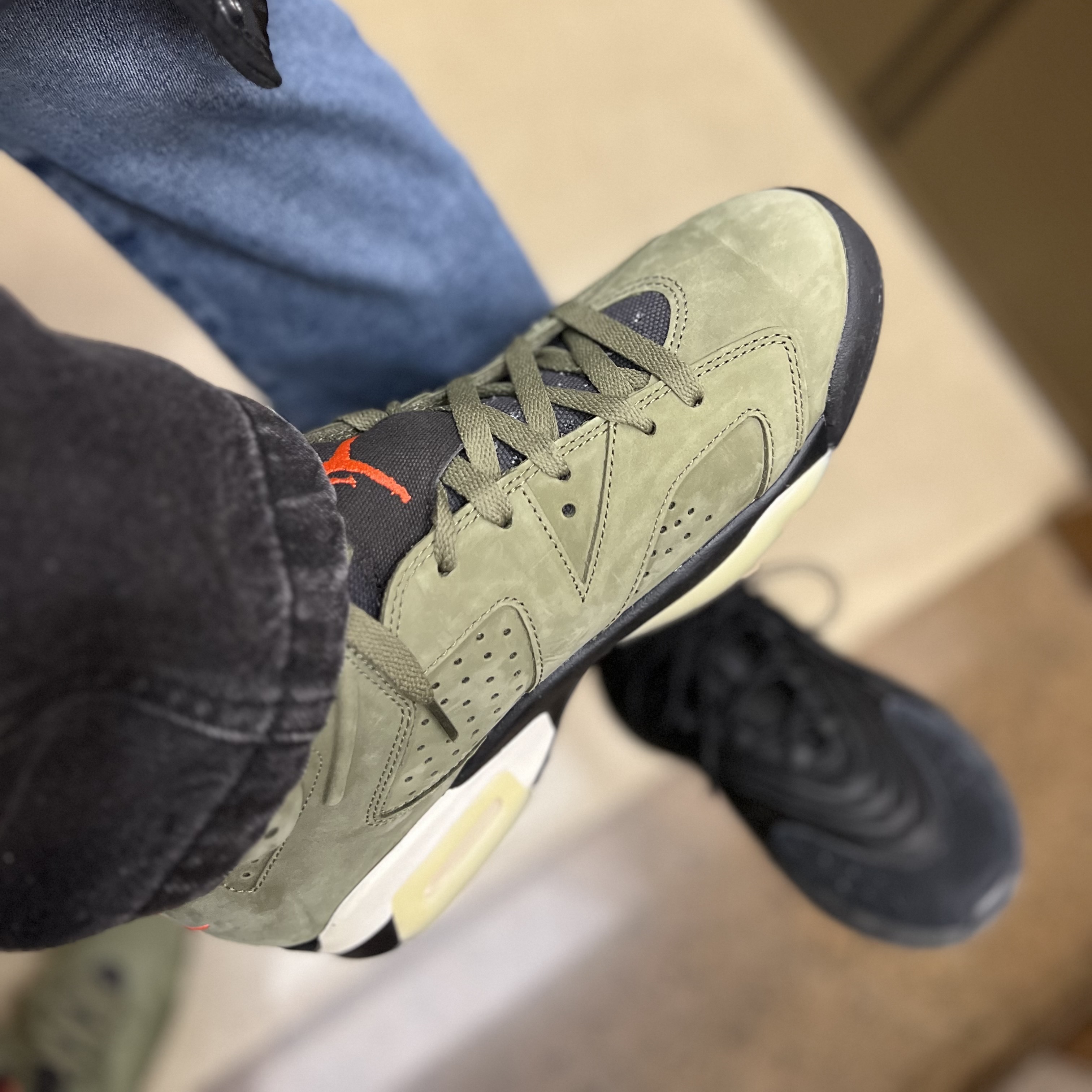 Jordan 6 x Travis Scott Retro Olive 착용 스타일 - 5