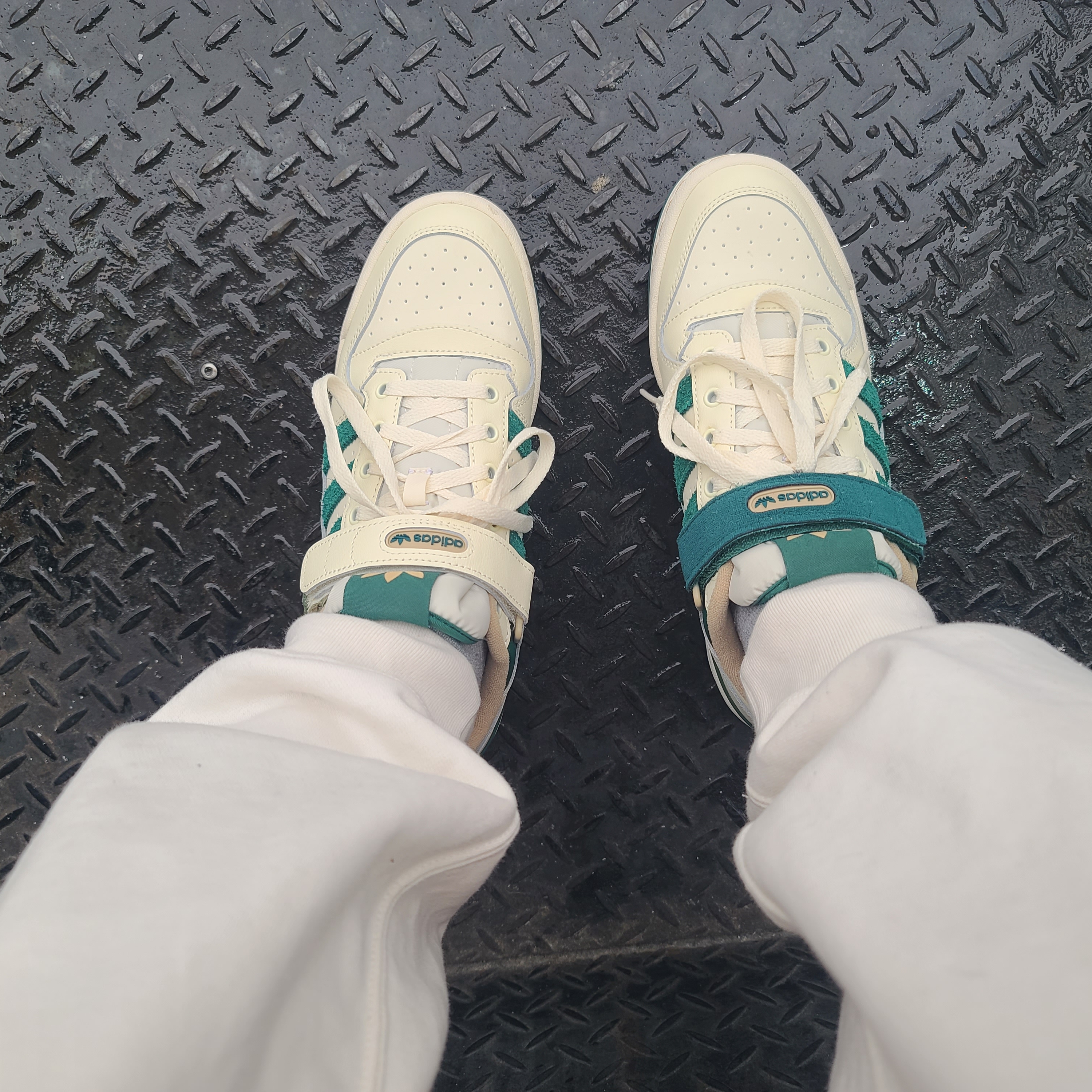 Adidas Forum Low Cloud White Collegiate Green 착용 스타일 - 1