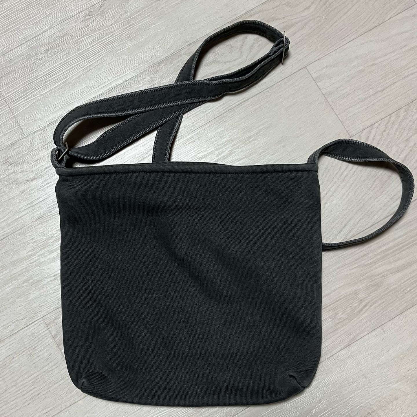 IAB Studio Pigment Sweatshirt & Mini Bag Black 착용 스타일 - 4
