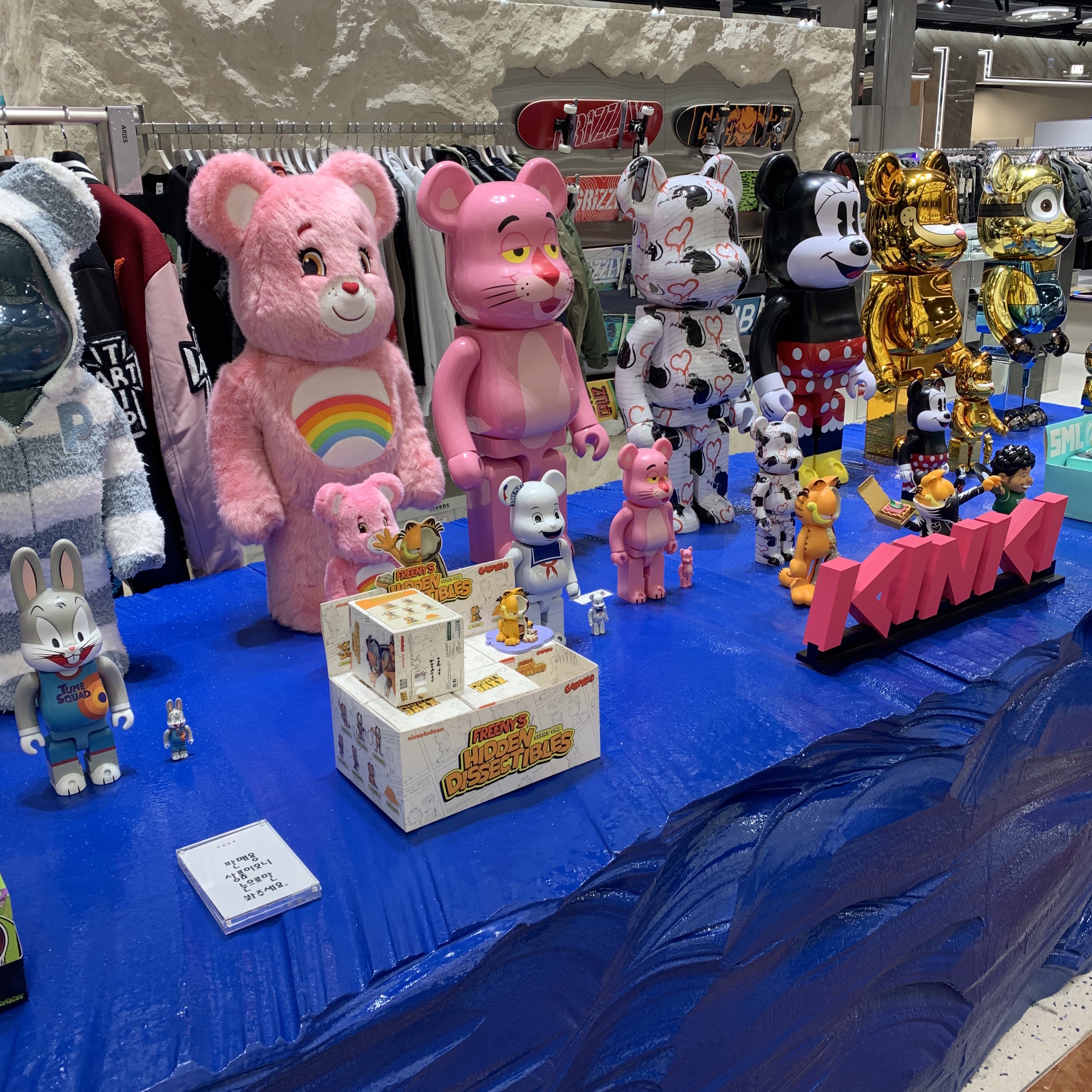 Bearbrick Care Bears Cheer Bear Costume Ver. 400% 착용 스타일