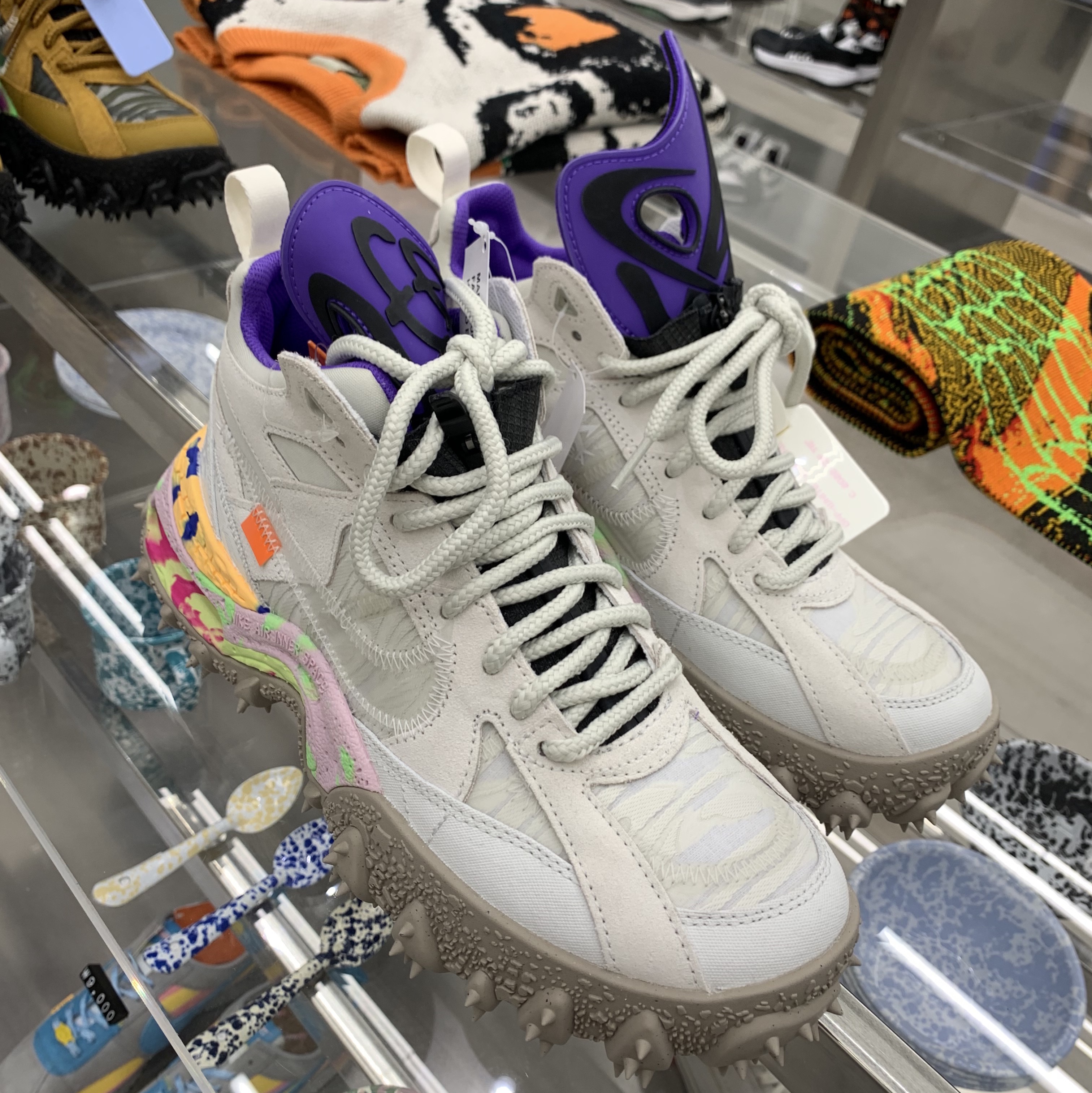 Nike x Off-White Terra Forma Summit White and Psychic Purple, Nike x Off-White Terra Forma Wheat and Green Strike 착용 스타일 - 1