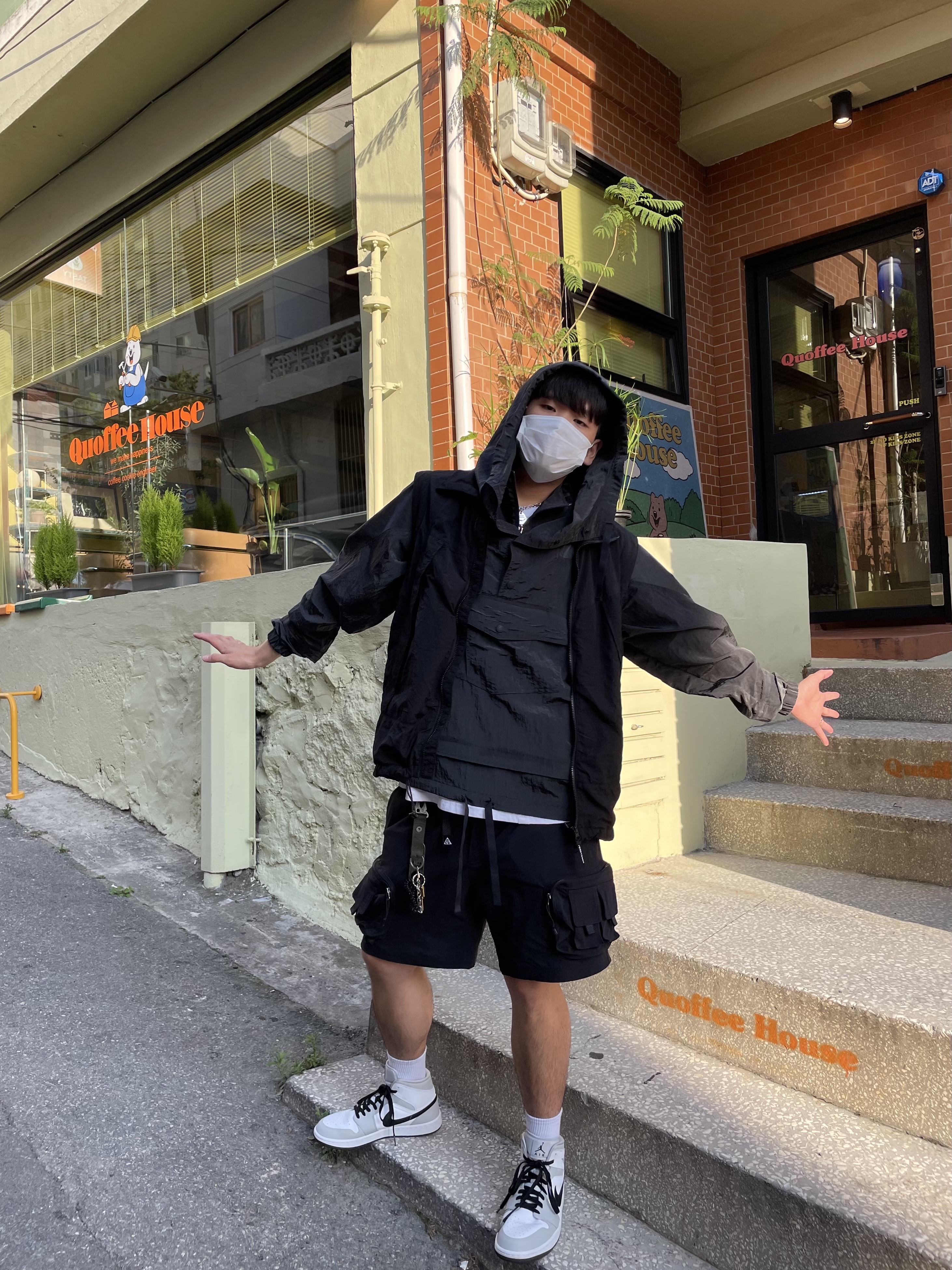 (W) Jordan 1 Mid Grey Fog, Nike ACG Cargo Shorts Black - Asia 착용 스타일 - 1