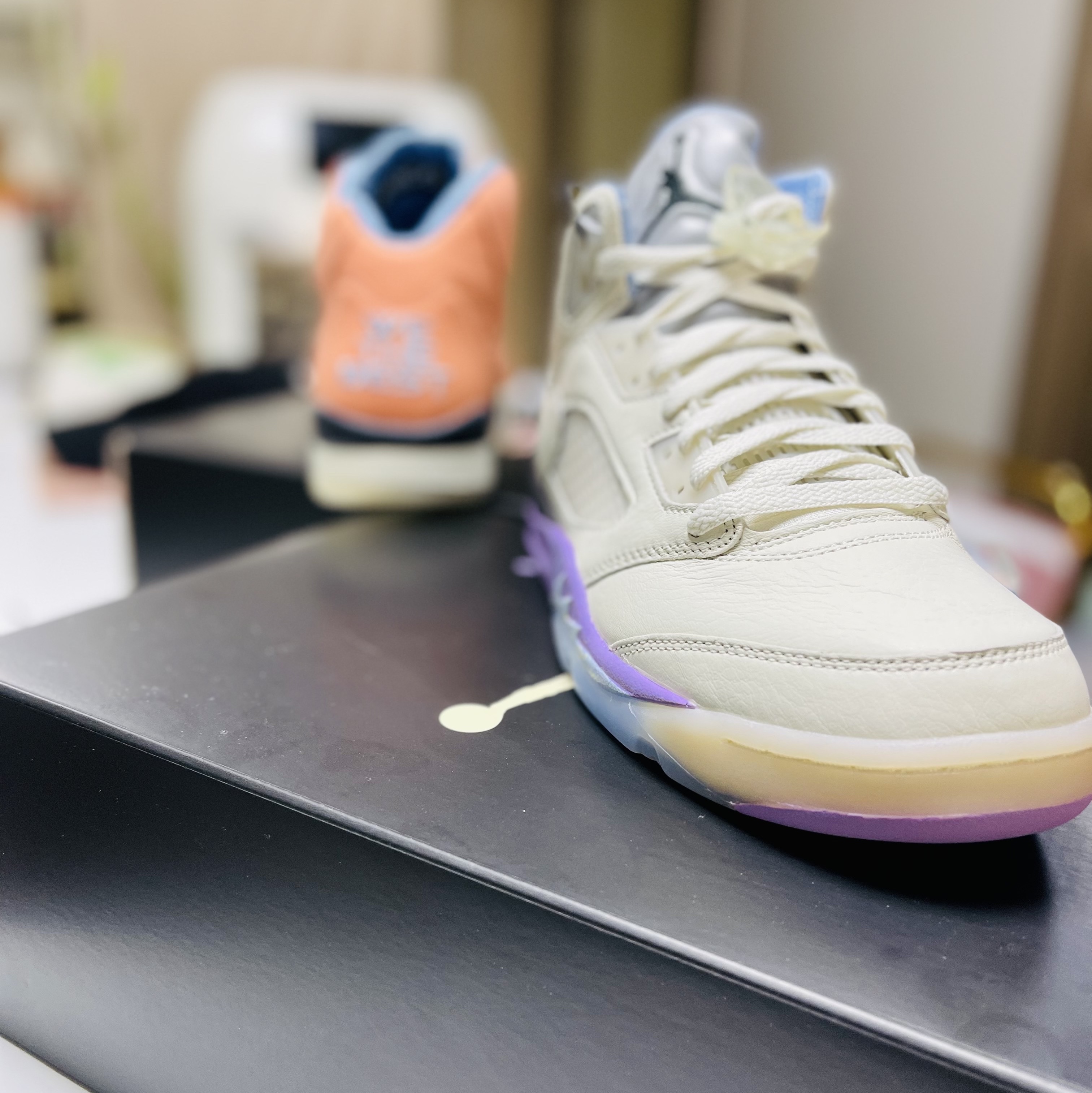 Jordan 5 x DJ Khaled Retro SP Sail Washed Yellow, Jordan 5 x DJ Khaled Retro SP Crimsson Bliss 착용 스타일 - 3