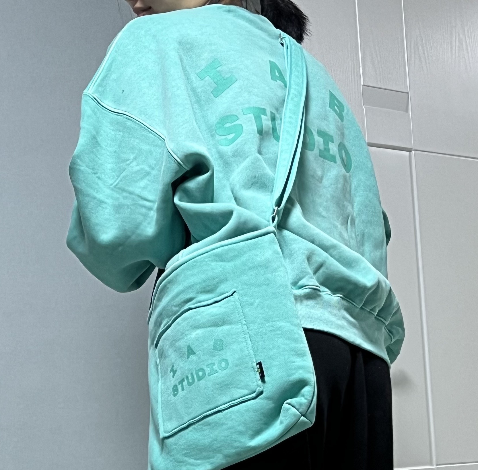 IAB Studio Pigment Sweatshirt & Mini Bag Jade 착용 스타일 - 3
