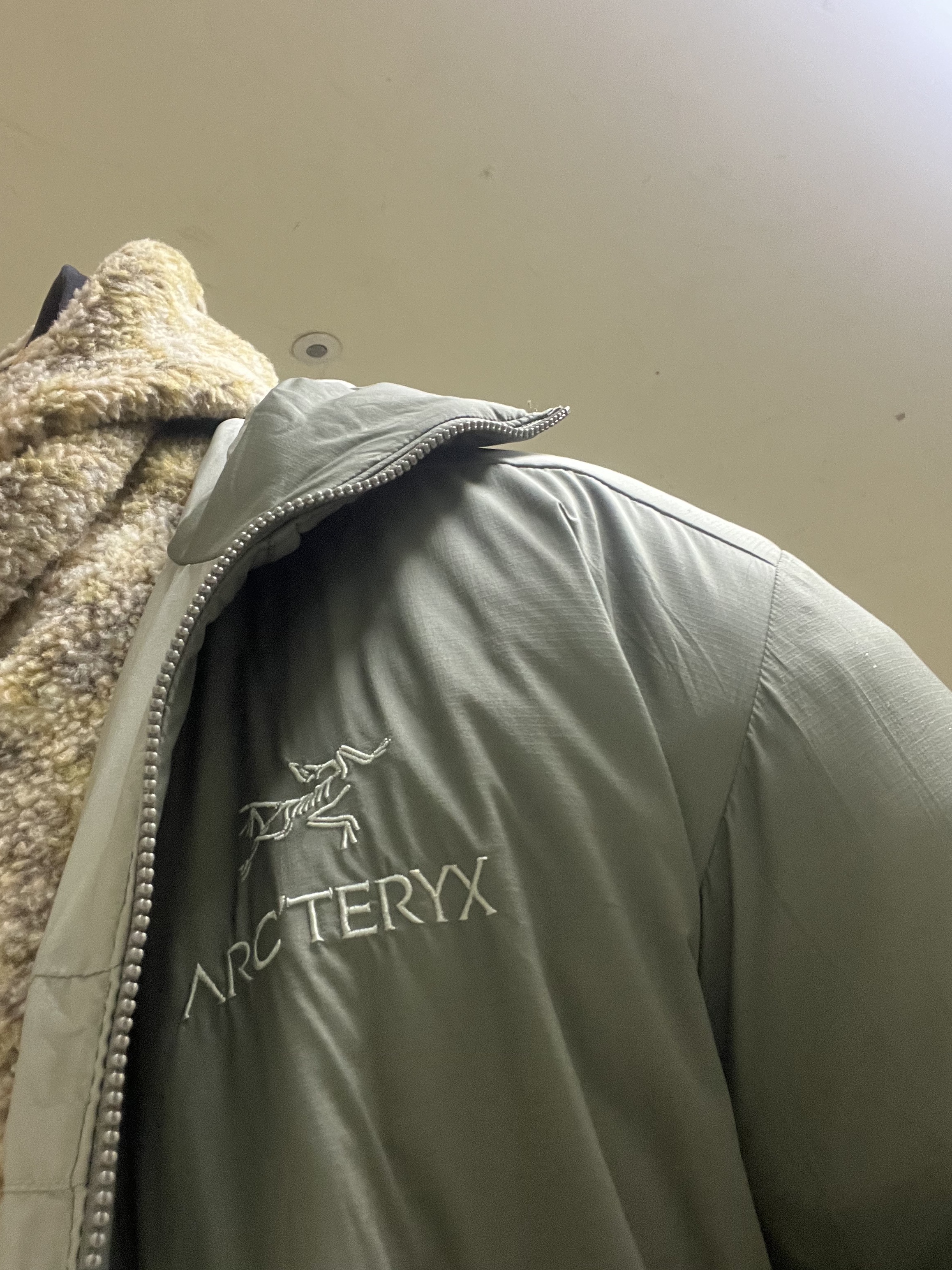 The North Face 1996 Novelty Nuptse Jacket Deep and Deep Navy, Arc'teryx Atom LT Hoody Forage 착용 스타일 - 2