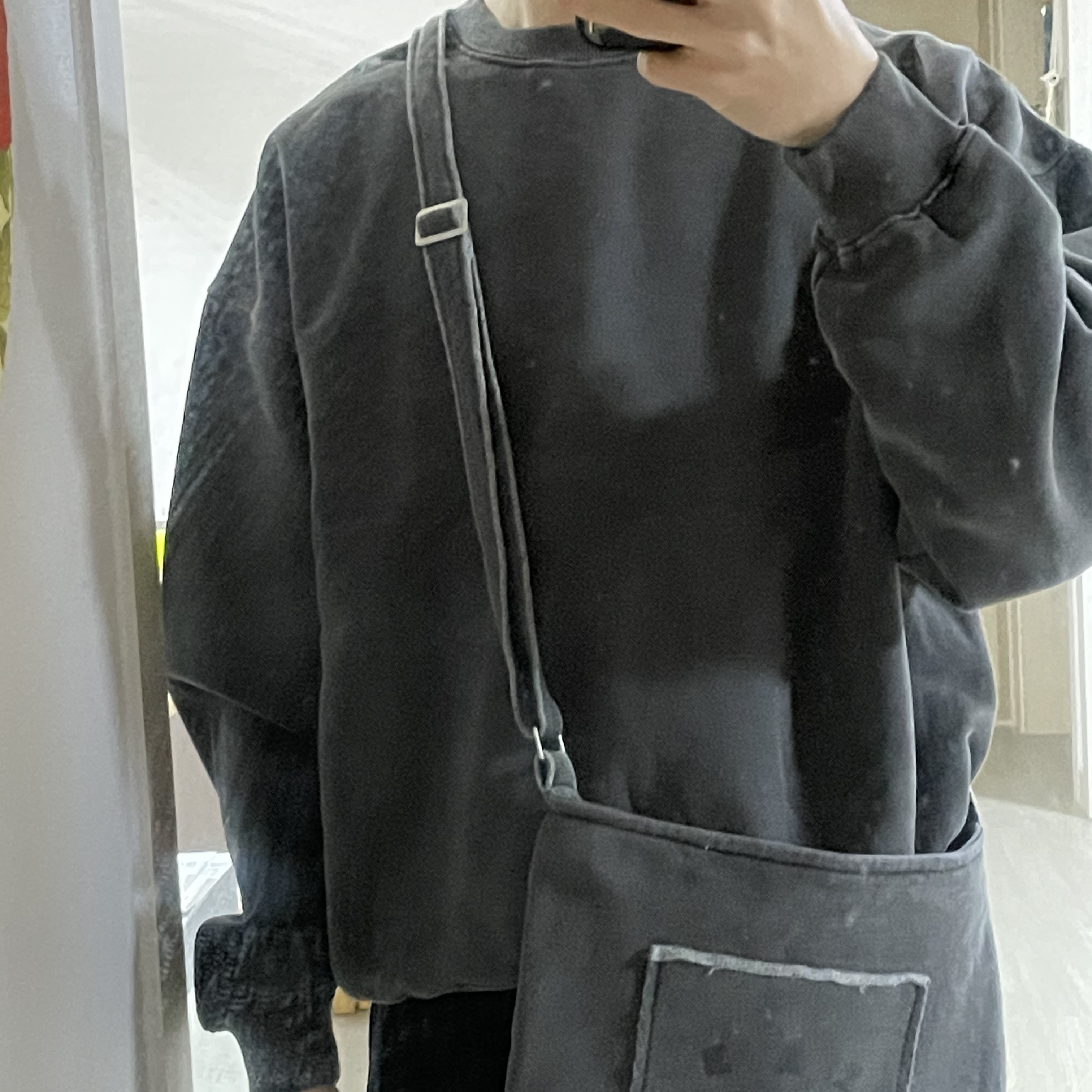 IAB Studio Pigment Sweatshirt & Mini Bag Black 착용 스타일