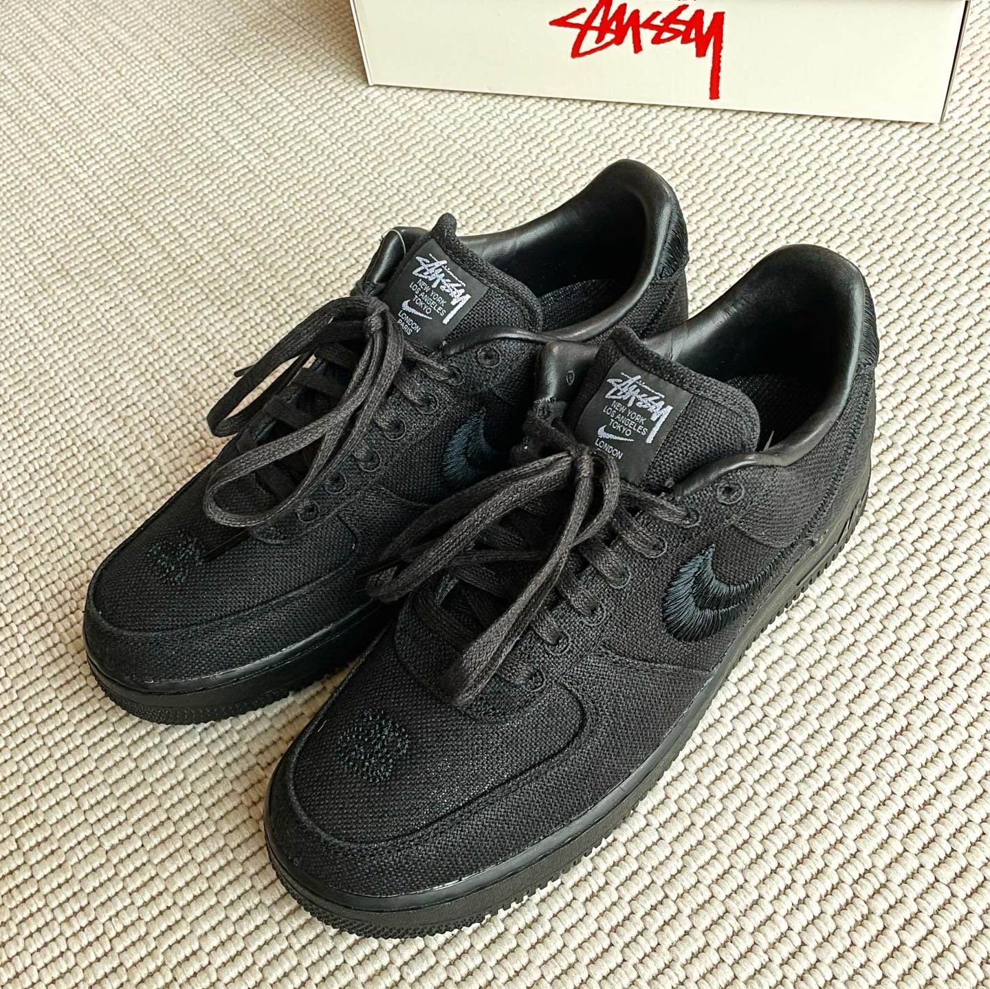 Nike x Stussy Air Force 1 Low Triple Black 착용 스타일 - 1
