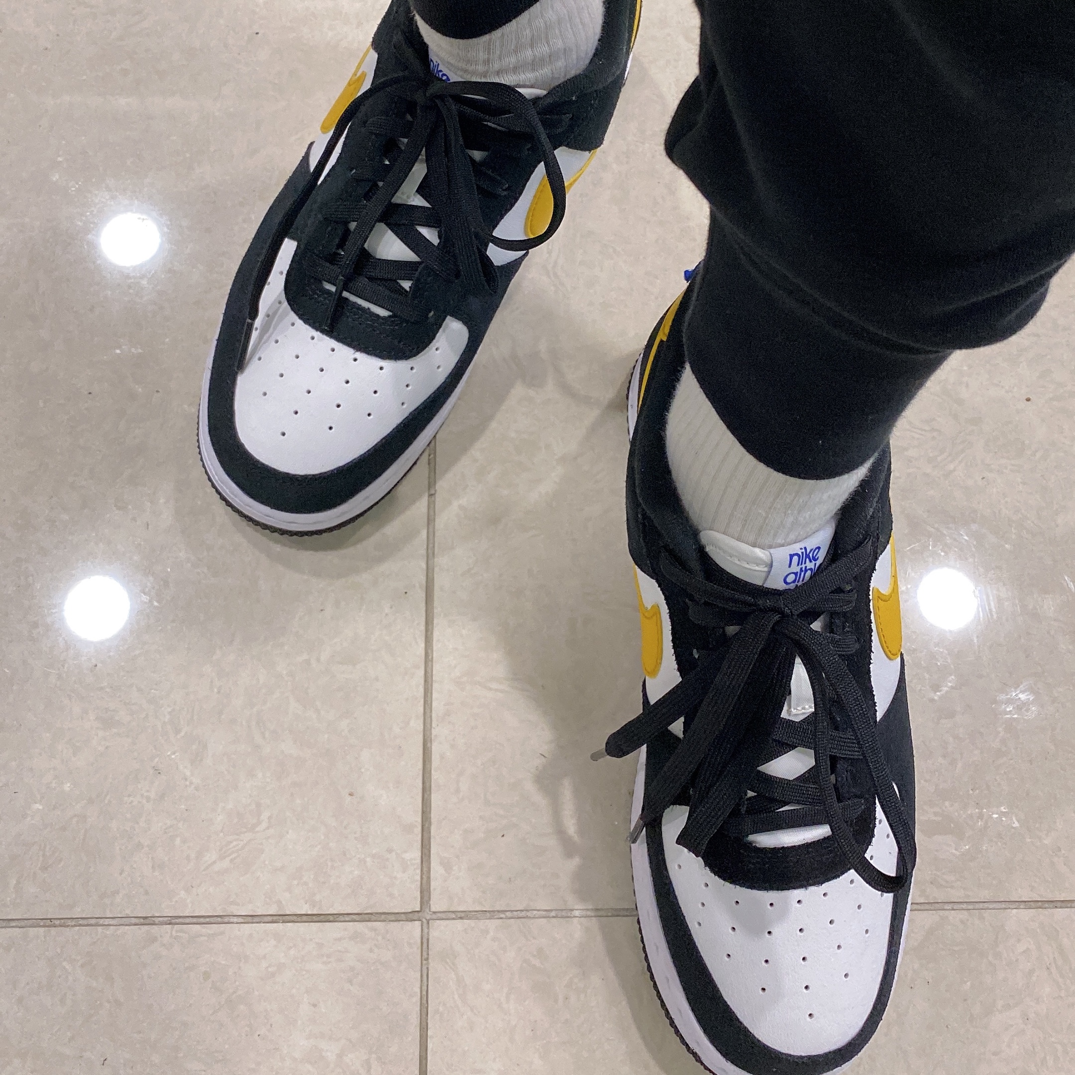 Nike Air Force 1 '07 LV8 Athletic Club Black Dark Sulfur 착용 스타일 - 3