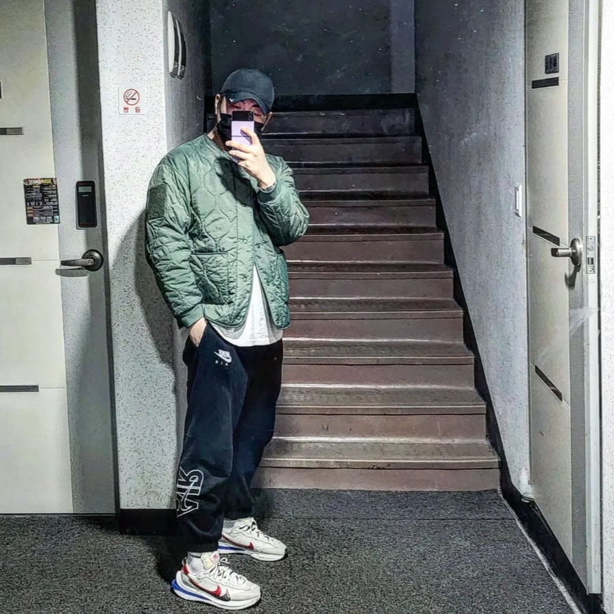 Nike x Sacai VaporWaffle Royal Fuchsia 착용 스타일