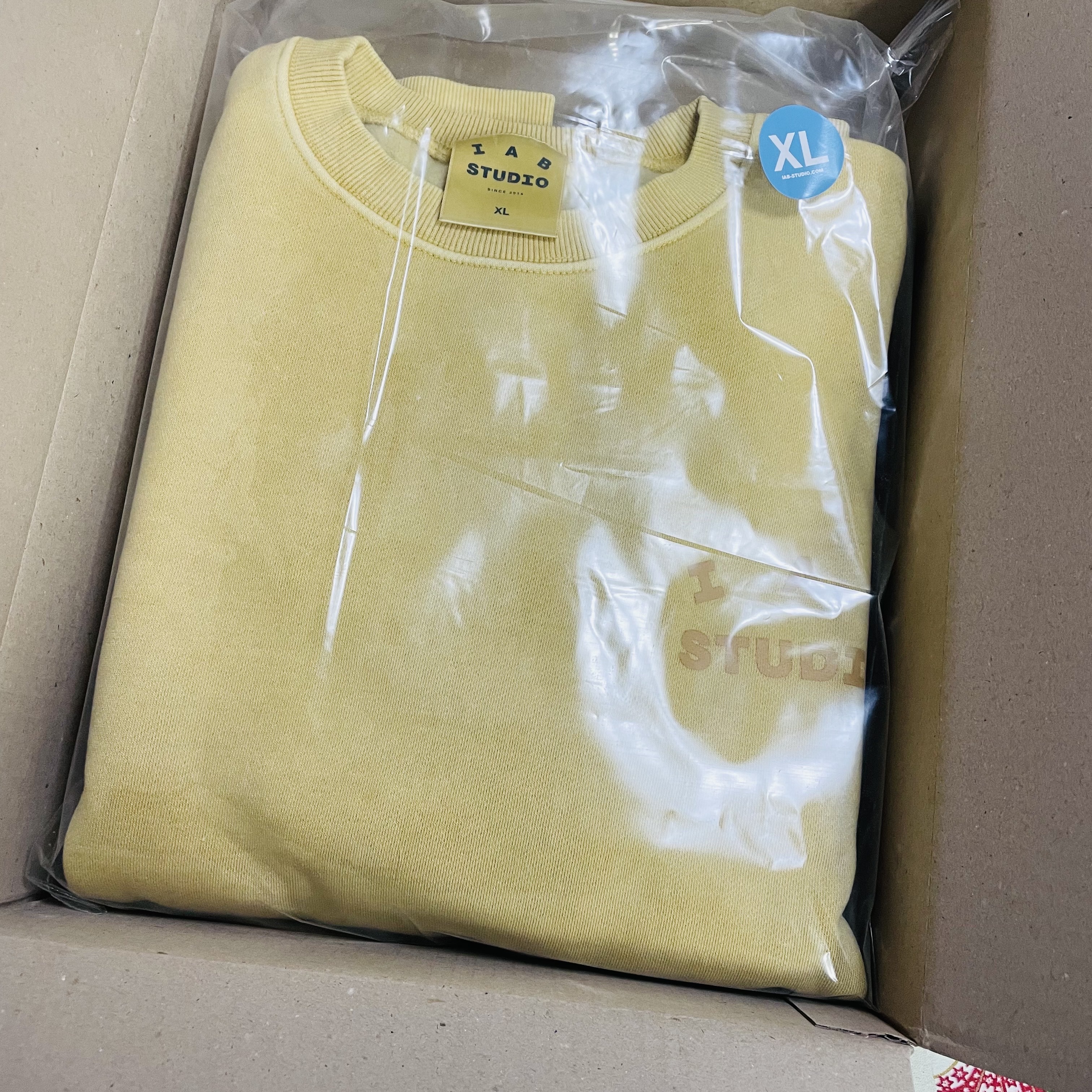 IAB Studio Pigment Sweatshirt & Mini Bag Mustard 착용 스타일