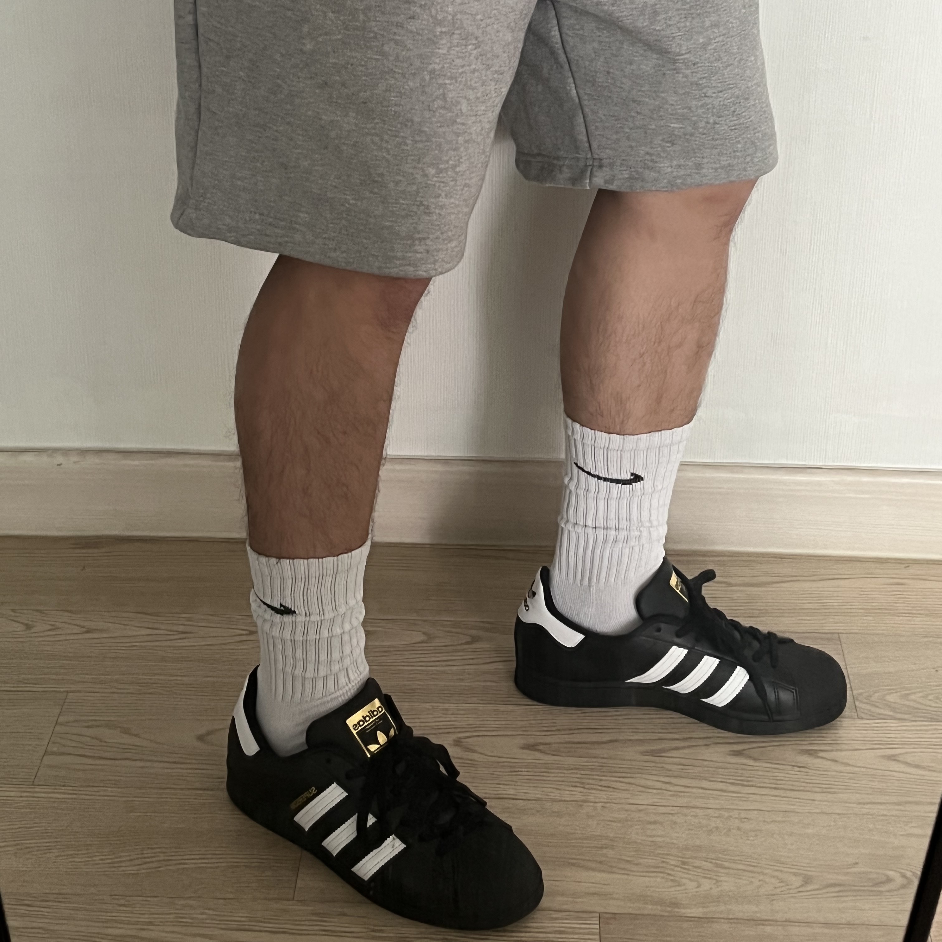 Adidas Superstar Core Black White 착용 스타일 - 3