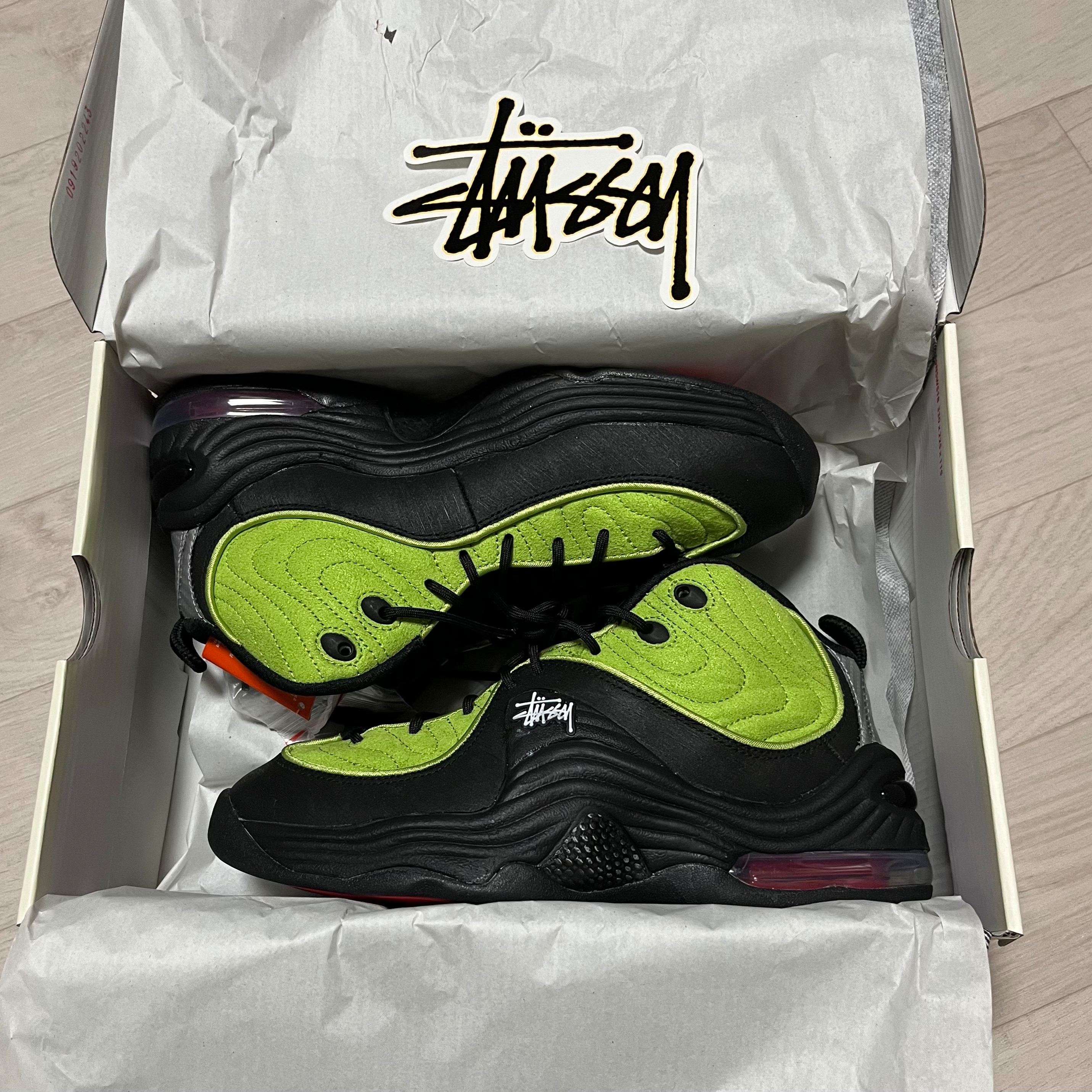 Nike x Stussy Air Penny II Vivid Green and Black 착용 스타일 - 2
