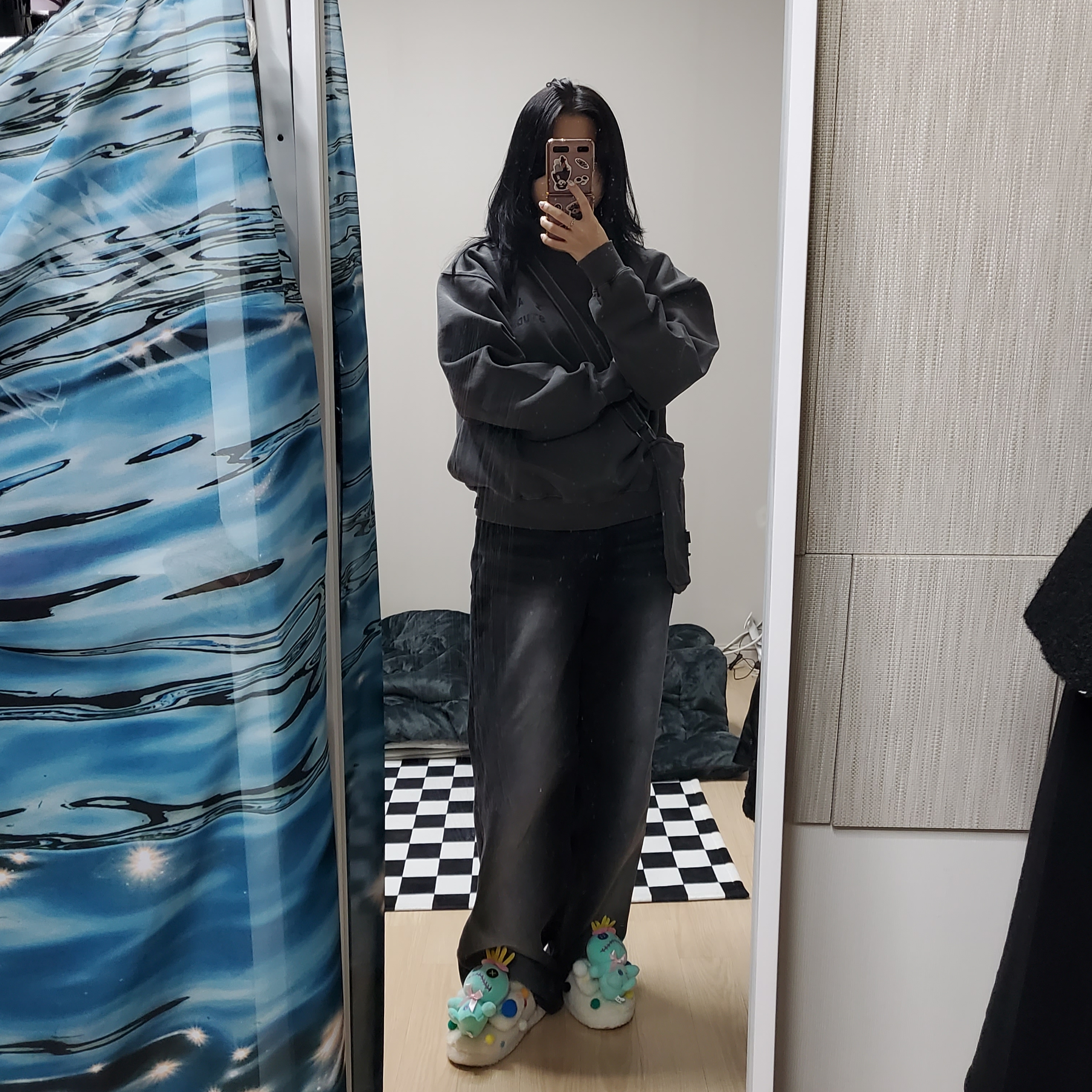 IAB Studio Pigment Sweatshirt & Mini Bag Black 착용 스타일 - 2