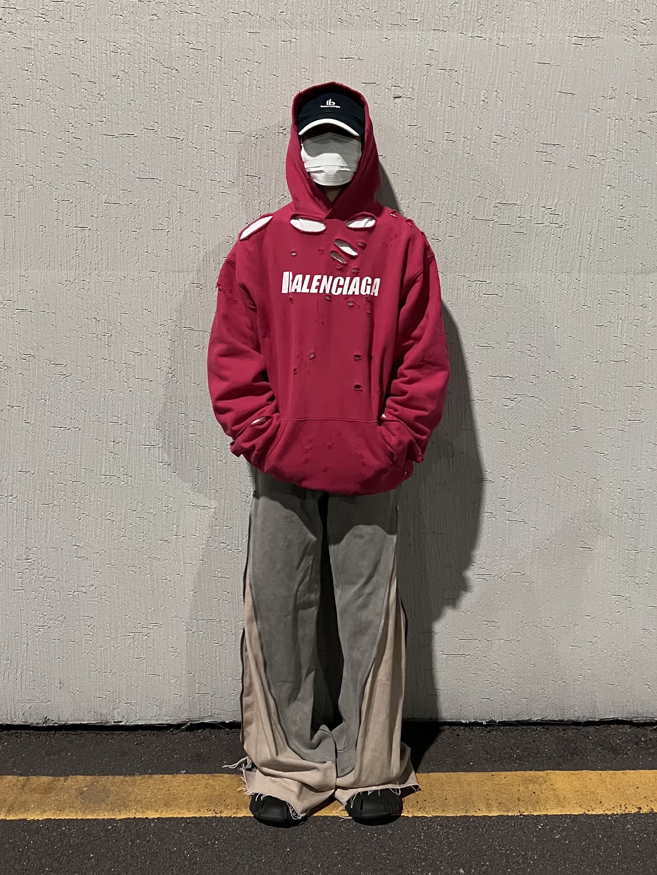 Balenciaga Destroyed Hoodie Black White, Balenciaga Rubber Mold Closed Black 착용 스타일 - 3