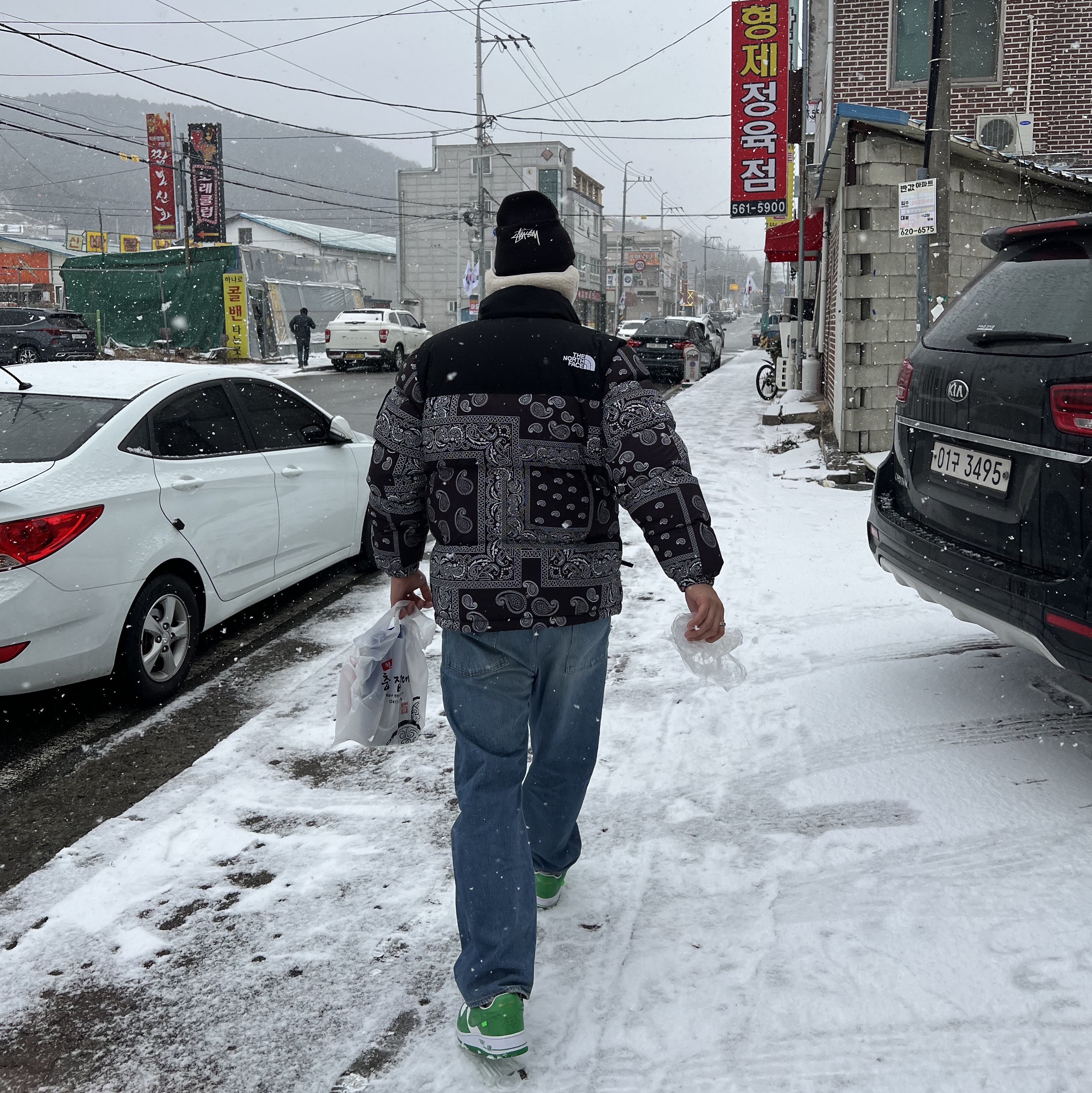 Louis Vuitton x Nike Air Force 1 Low by Virgil Abloh White Gym Green, The North Face Nuptse Down Jacket Black 착용 스타일 - 3