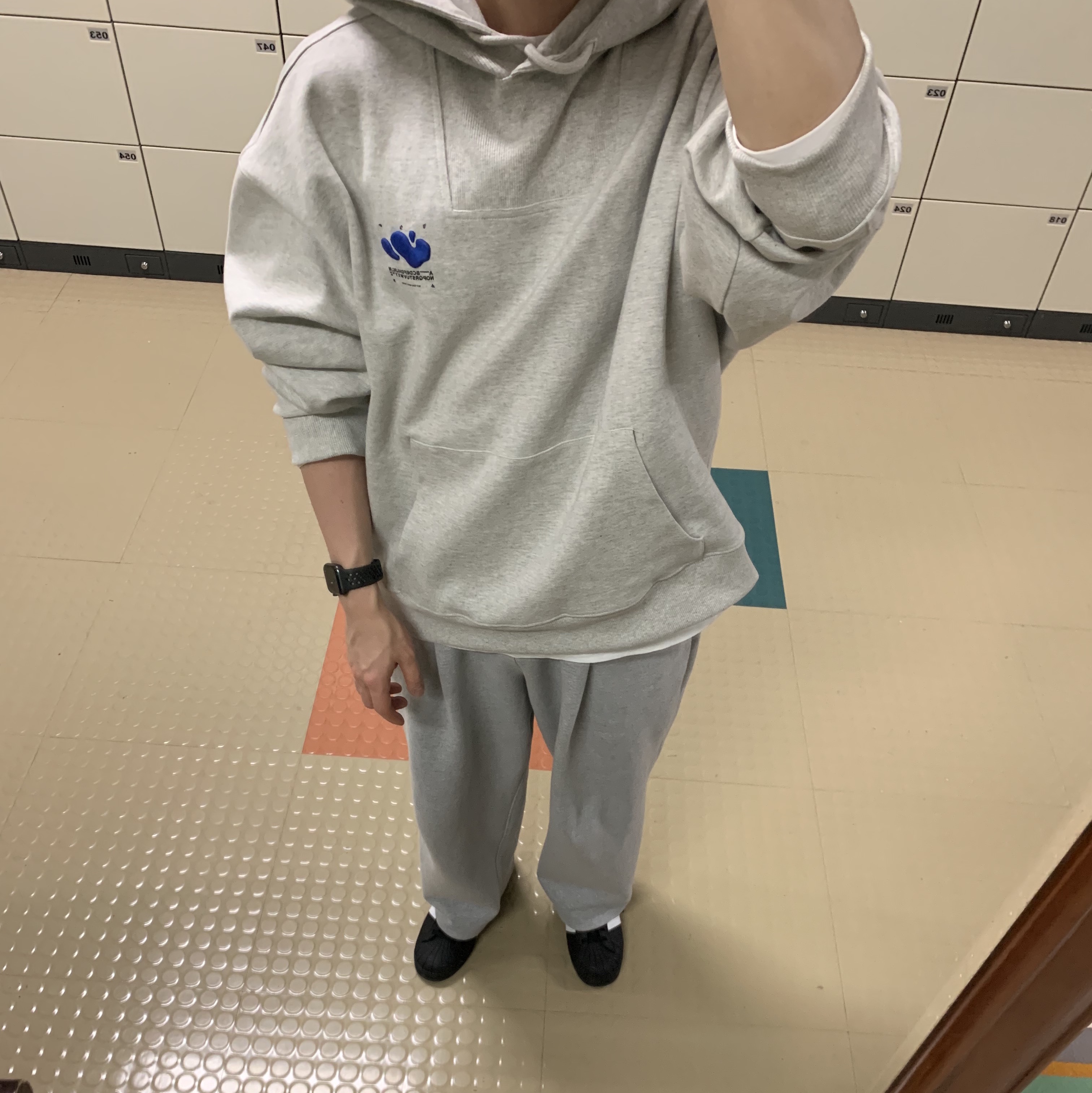 Zara x Ader Error Embroidery Hooded Sweatshirt Grey, Adidas Superstar Core Black White 착용 스타일 - 2
