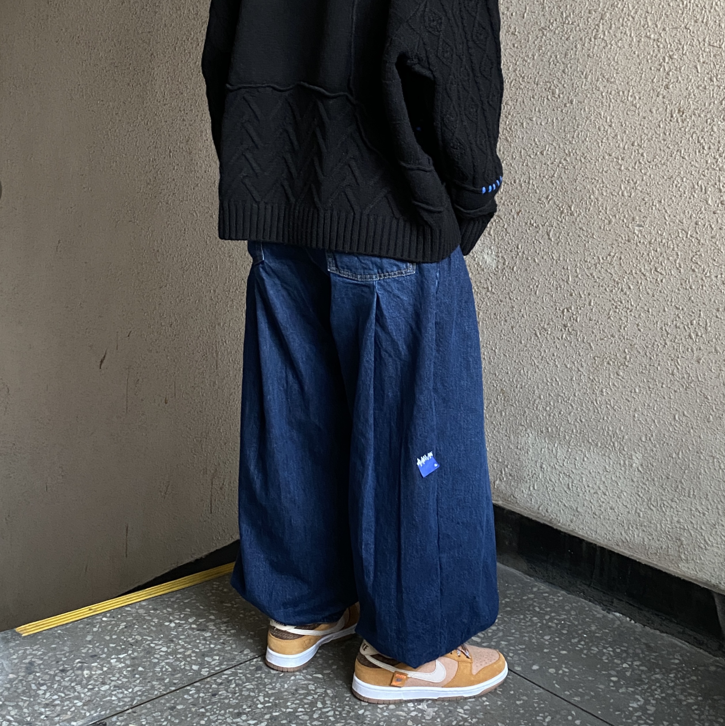 Zara x Ader Error Wide Leg Jeans Blue, Zara x Ader Error Patchwork Oversize Knit Sweater Black 착용 스타일 - 1