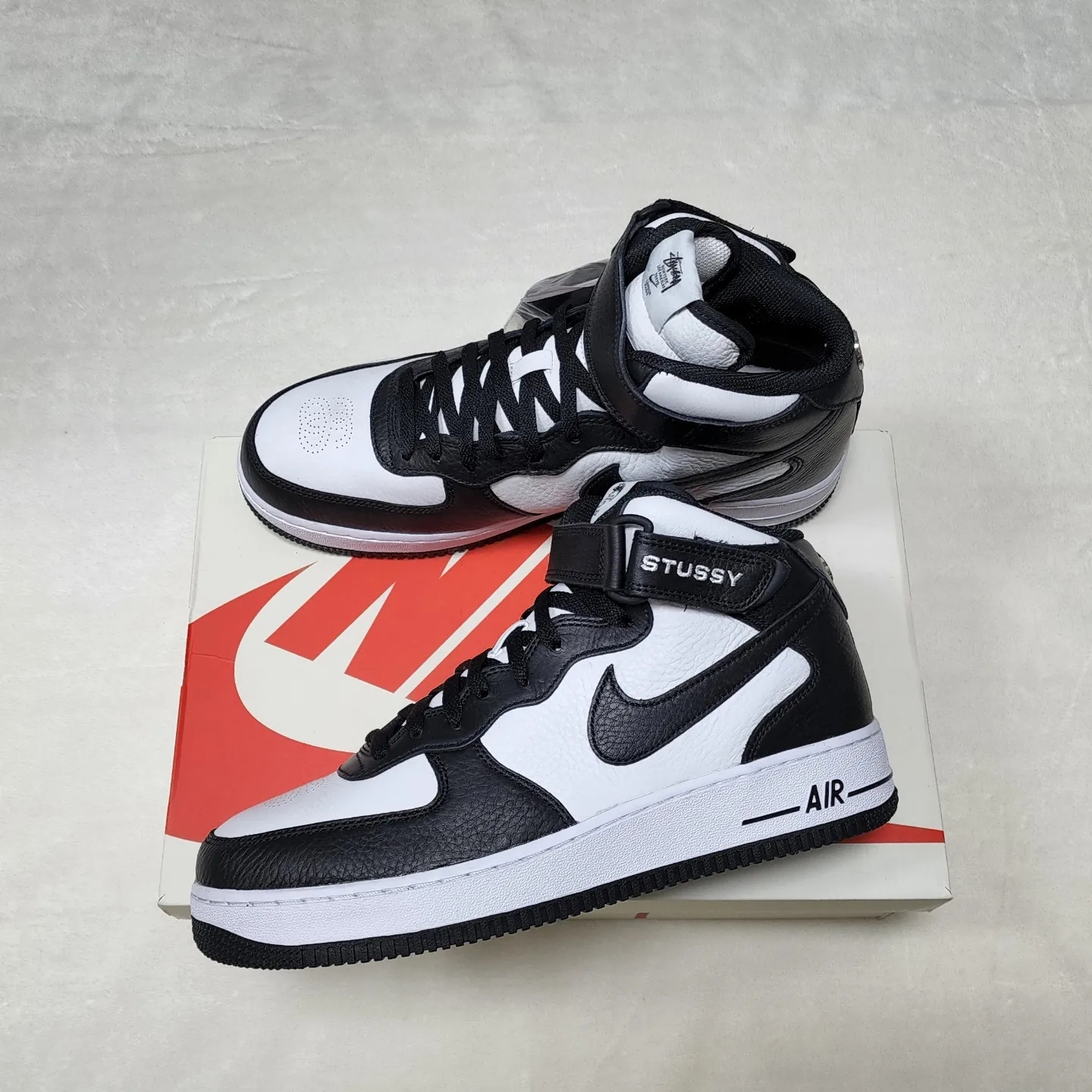 Nike x Stussy Air Force 1 '07 Mid SP Black and Light Bone 착용 스타일 - 1