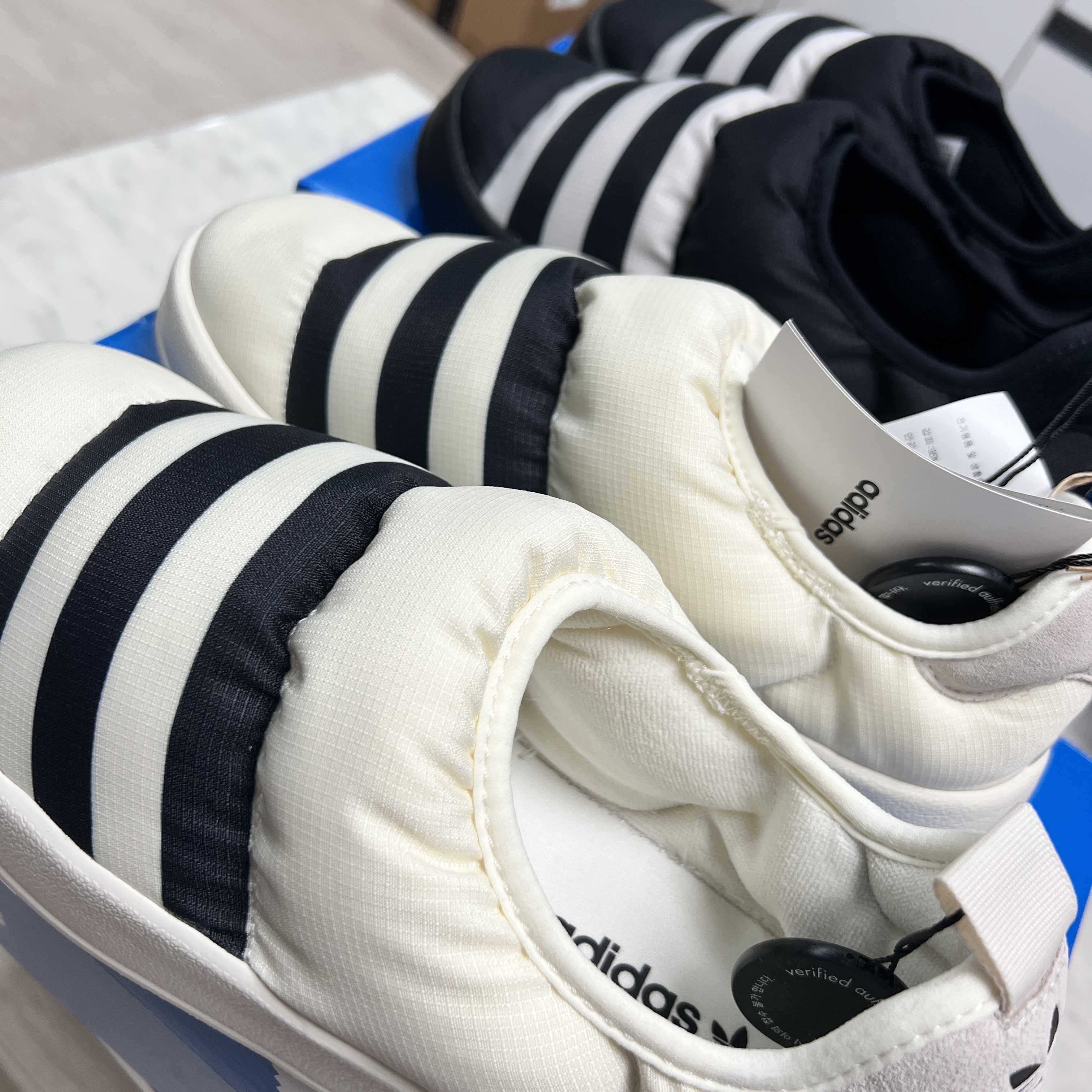 Adidas Puffylette Off White, Adidas Puffylette Core Black 착용 스타일